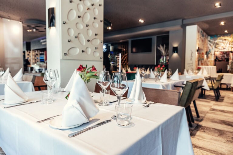 Innenansicht des Restaurants Finest Lezzet in Düsseldorf mit elegantem Ambiente, ideal für mediterrane Abende, Brunch und Events.
