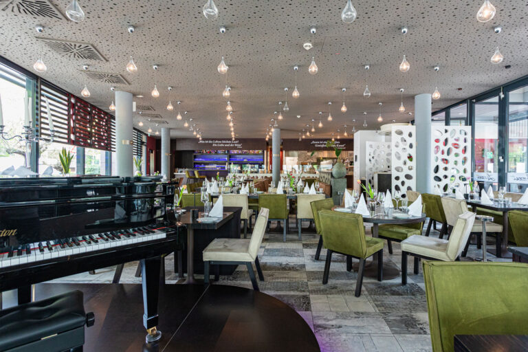 Innenansicht des Restaurants Finest Lezzet in Düsseldorf mit elegantem Ambiente, ideal für mediterrane Abende, Brunch und Events.