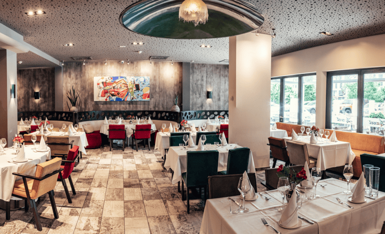 Innenansicht des Restaurants Finest Lezzet in Düsseldorf mit elegantem Ambiente, ideal für mediterrane Abende, Brunch und Events.