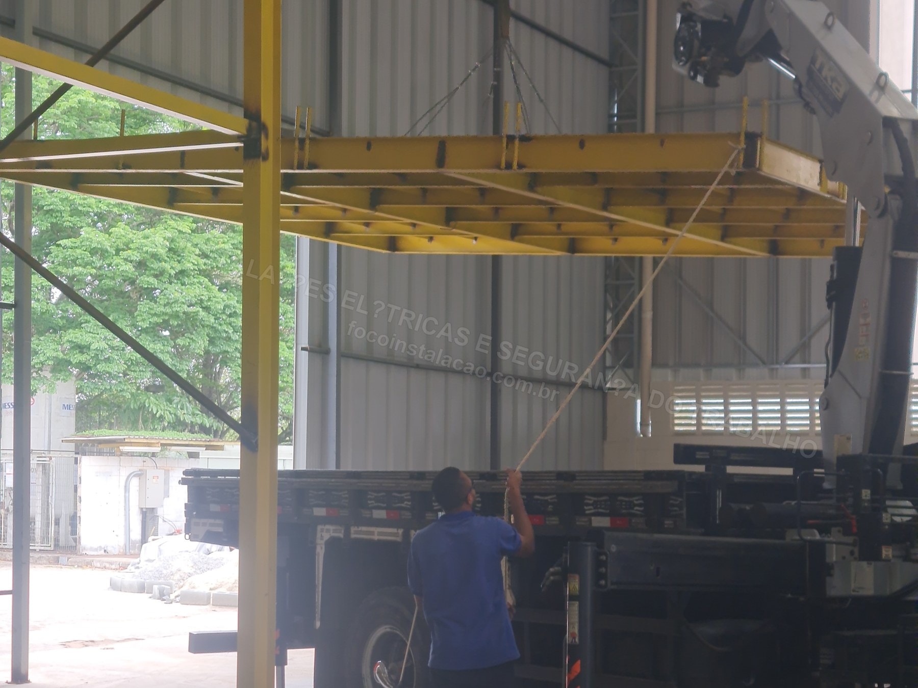 Registros Fotográficos FOCO - Imagem relacionada ao serviço Instalação de estrutura metálica para mezanino técnico de cubículo de média tensão, transformador 1000 kVA e QGBT 1600 A - FOCO-0002