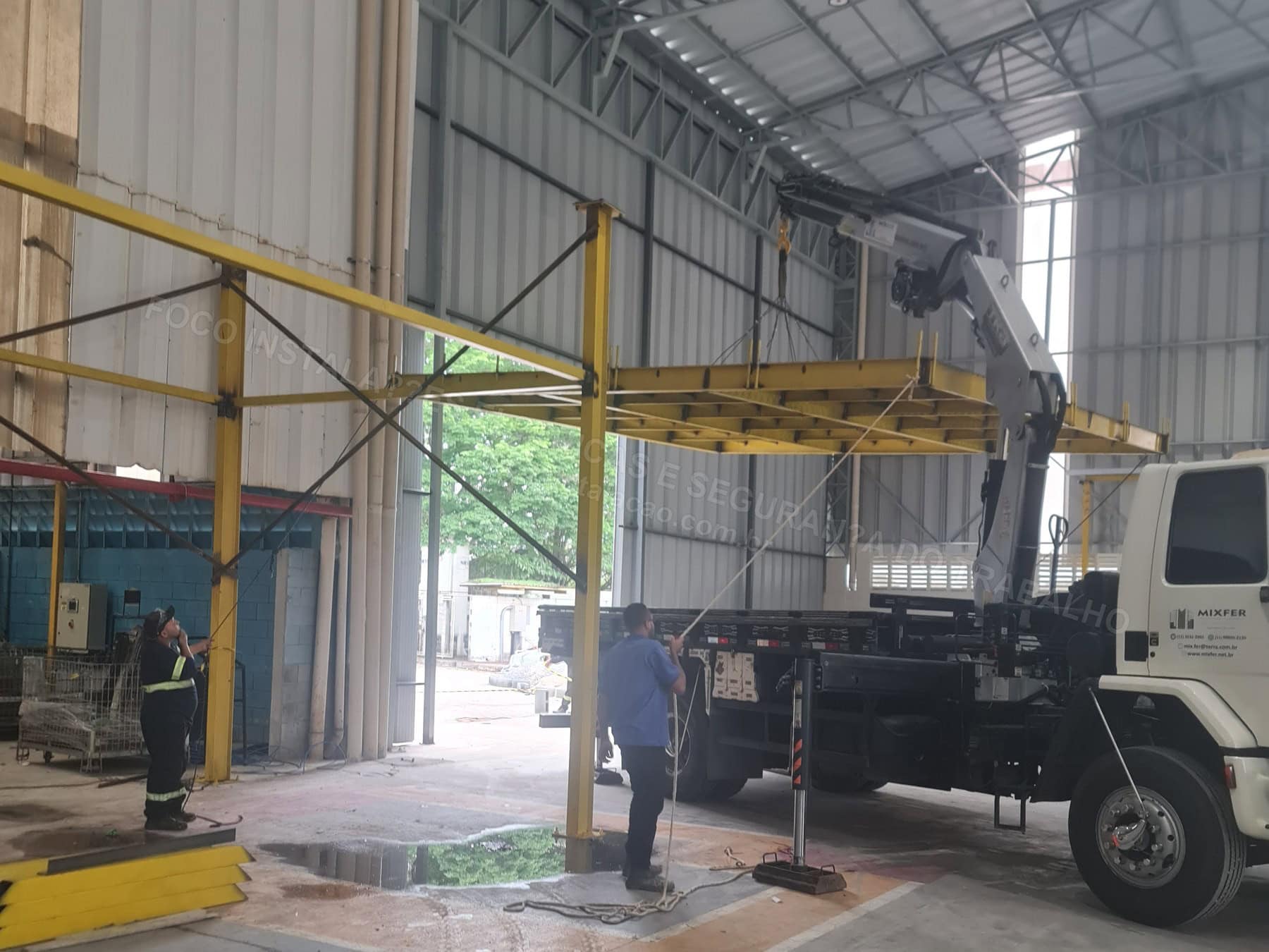 Registros Fotográficos FOCO - Imagem relacionada ao serviço Instalação de estrutura metálica para mezanino técnico de cubículo de média tensão, transformador 1000 kVA e QGBT 1600 A - FOCO-0003