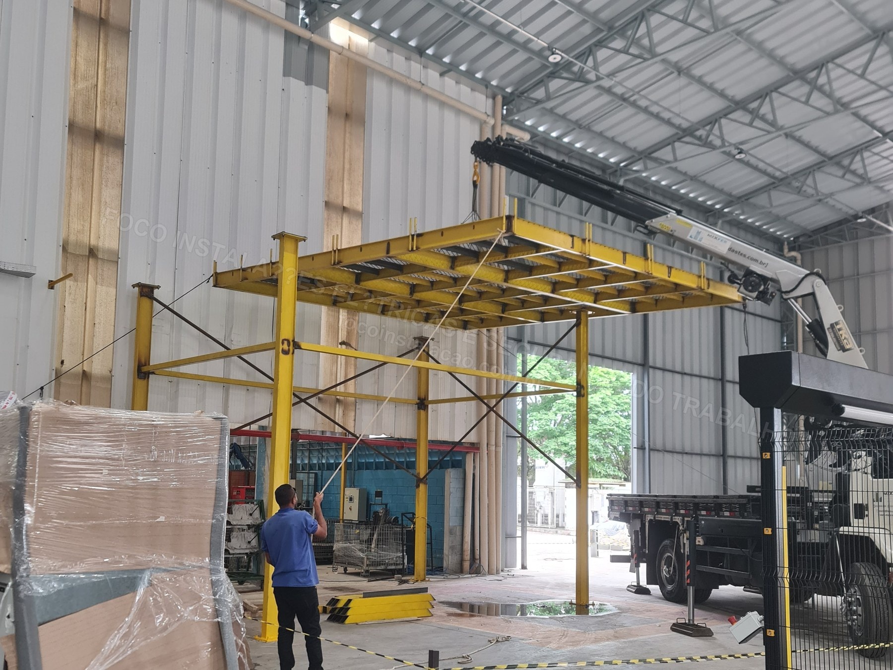 Registros Fotográficos FOCO - Imagem relacionada ao serviço Instalação de estrutura metálica para mezanino técnico de cubículo de média tensão, transformador 1000 kVA e QGBT 1600 A - FOCO-0005