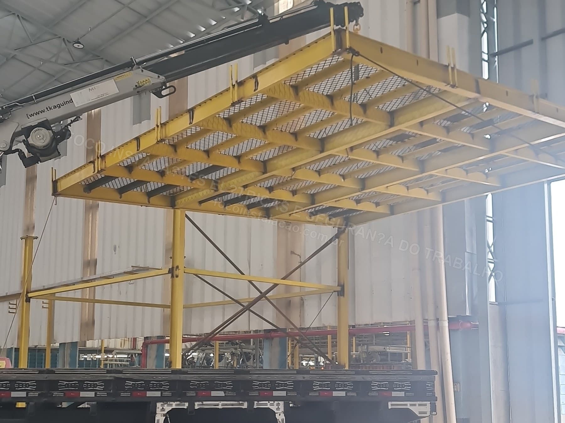 Registros Fotográficos FOCO - Imagem relacionada ao serviço Instalação de estrutura metálica para mezanino técnico de cubículo de média tensão, transformador 1000 kVA e QGBT 1600 A - FOCO-0012