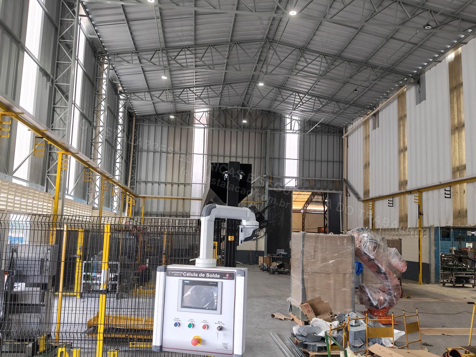 Registros Fotográficos FOCO - Imagem relacionada ao serviço Instalação de estrutura metálica para mezanino técnico de cubículo de média tensão, transformador 1000 kVA e QGBT 1600 A - FOCO-0026
