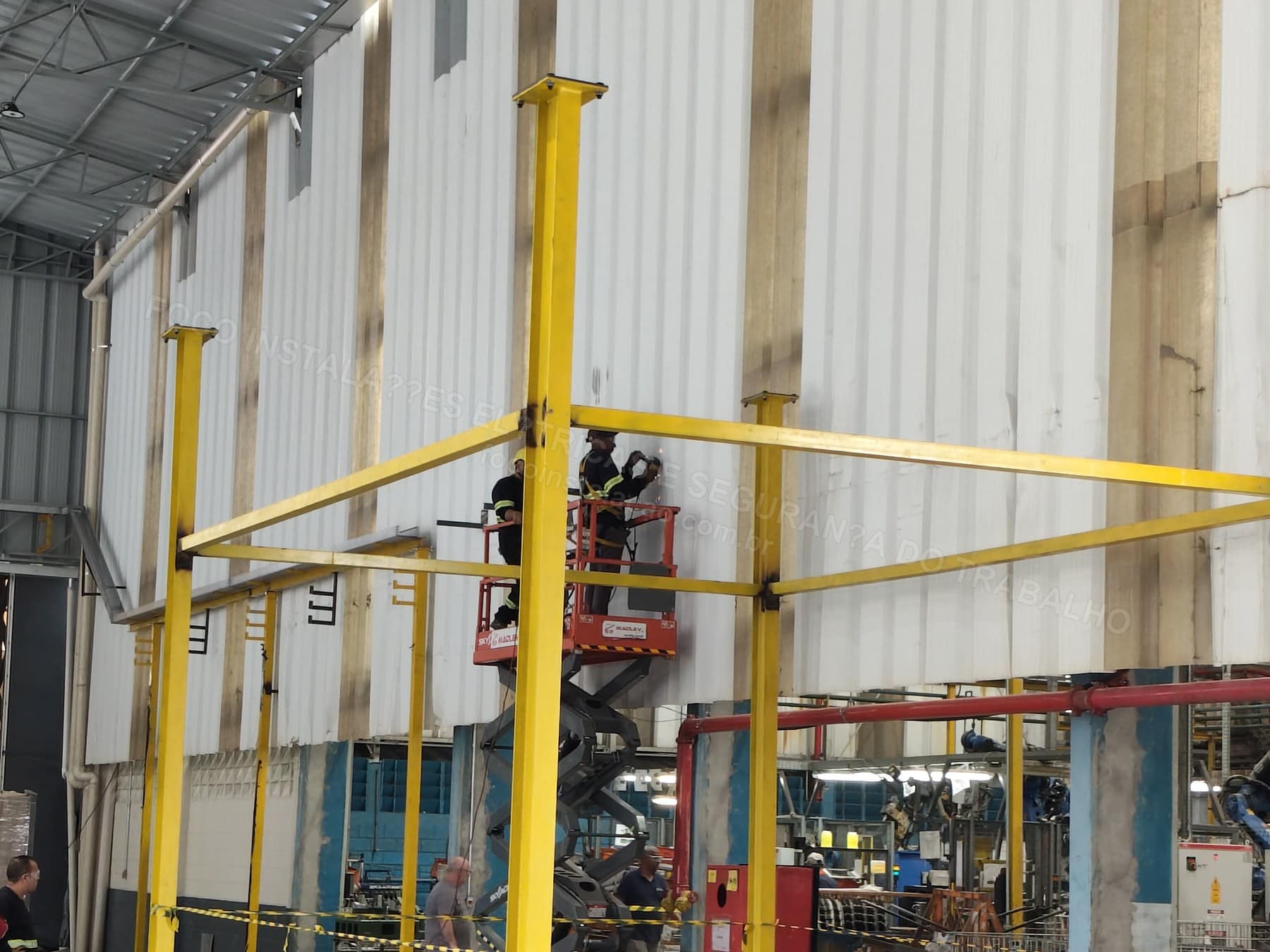 Registros Fotográficos FOCO - Imagem relacionada ao serviço Instalação de estrutura metálica para mezanino técnico de cubículo de média tensão, transformador 1000 kVA e QGBT 1600 A - FOCO-0034