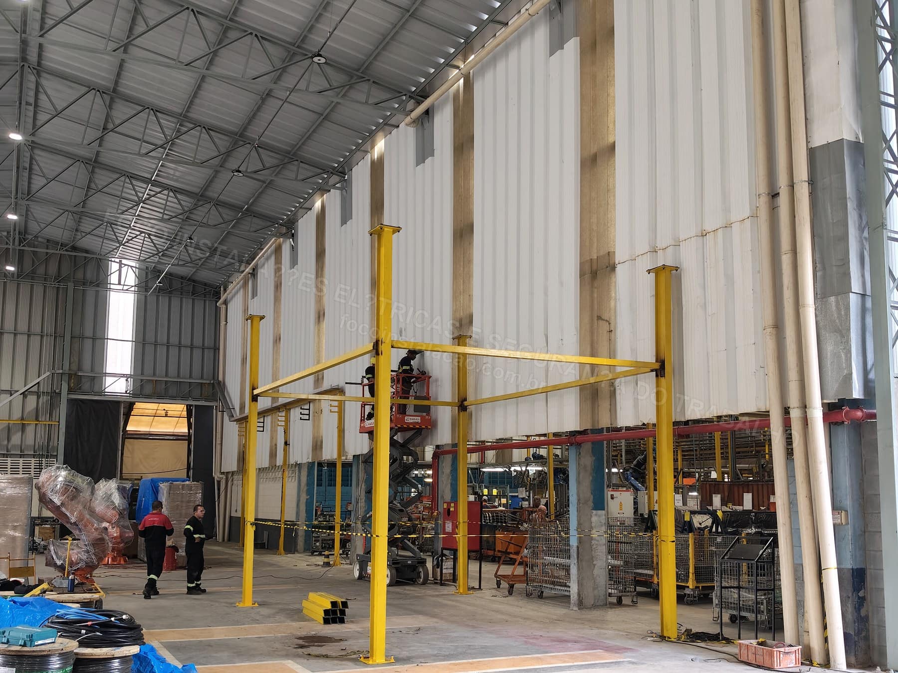 Registros Fotográficos FOCO - Imagem relacionada ao serviço Instalação de estrutura metálica para mezanino técnico de cubículo de média tensão, transformador 1000 kVA e QGBT 1600 A - FOCO-0035
