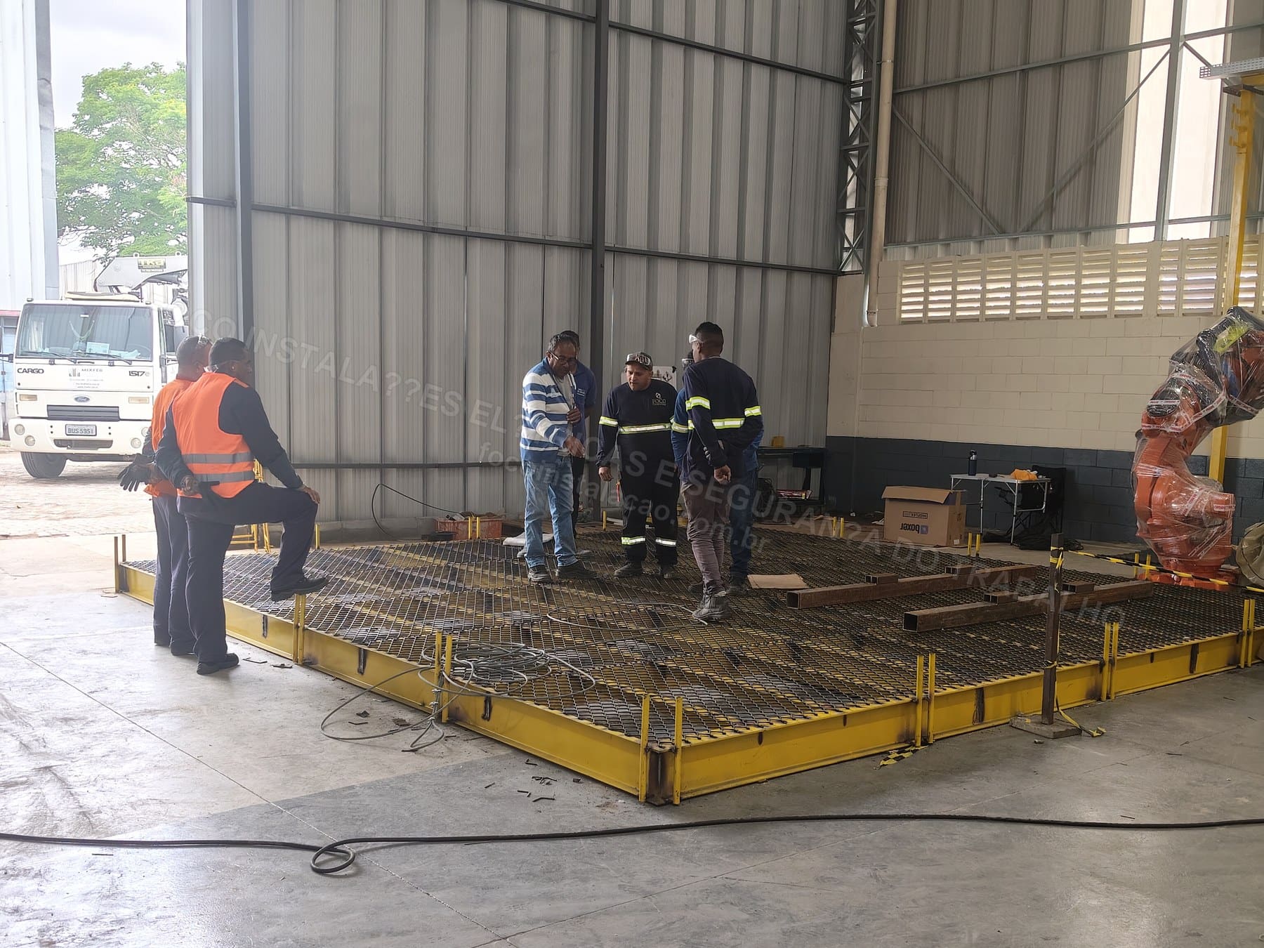 Registros Fotográficos FOCO - Imagem relacionada ao serviço Instalação de estrutura metálica para mezanino técnico de cubículo de média tensão, transformador 1000 kVA e QGBT 1600 A - FOCO-0036