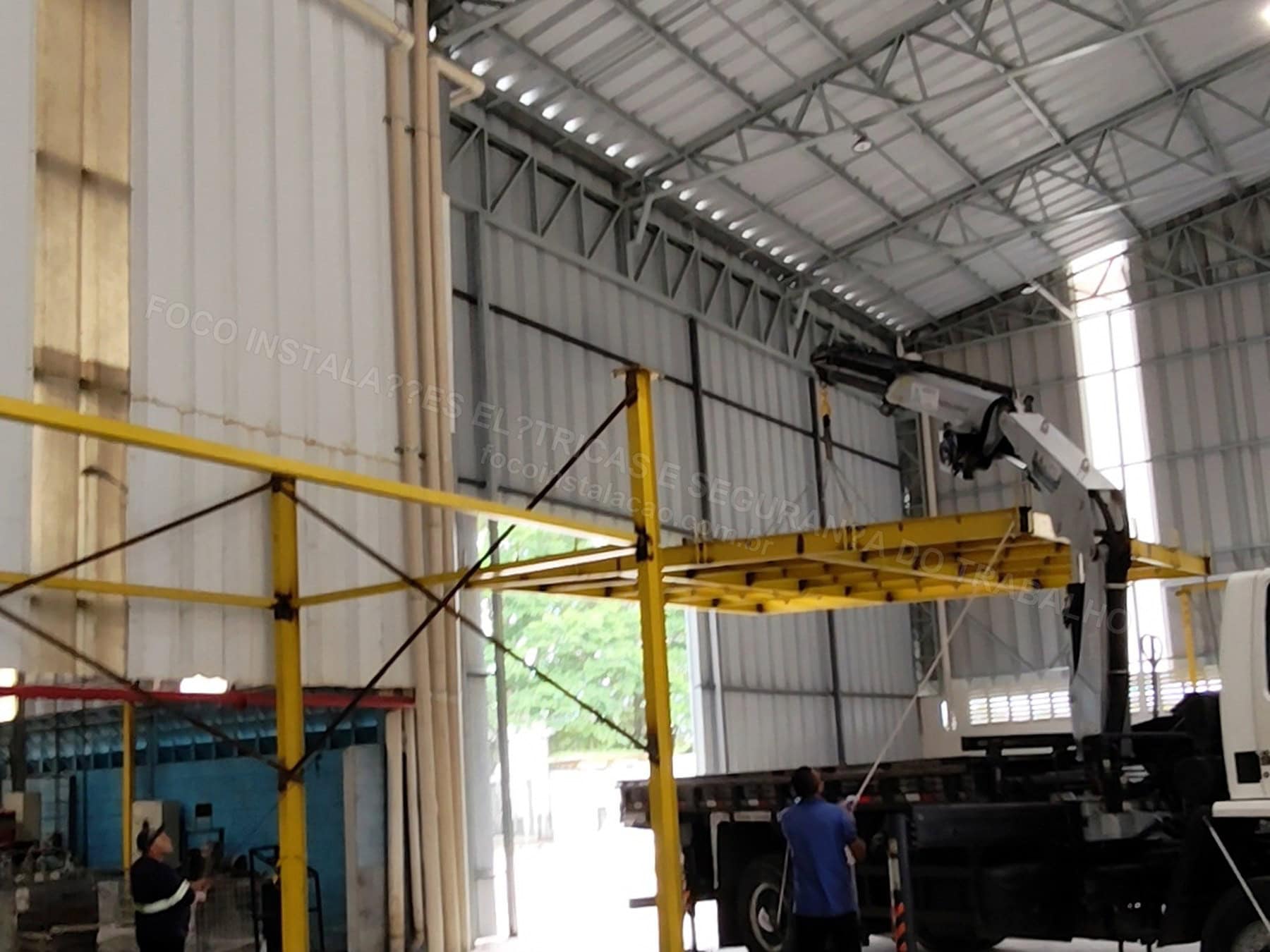 Registros Fotográficos FOCO - Imagem relacionada ao serviço Instalação de estrutura metálica para mezanino técnico de cubículo de média tensão, transformador 1000 kVA e QGBT 1600 A - FOCO-0044