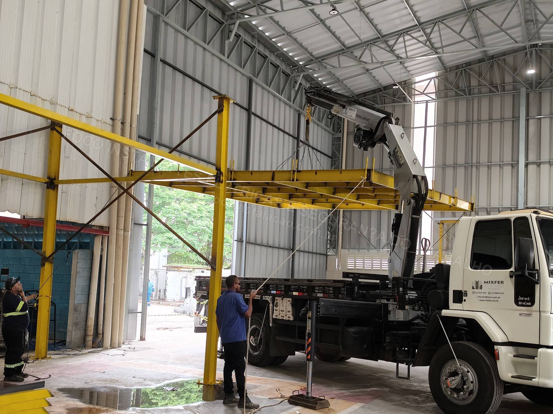 Registros Fotográficos FOCO - Imagem relacionada ao serviço Instalação de estrutura metálica para mezanino técnico de cubículo de média tensão, transformador 1000 kVA e QGBT 1600 A - FOCO-0045