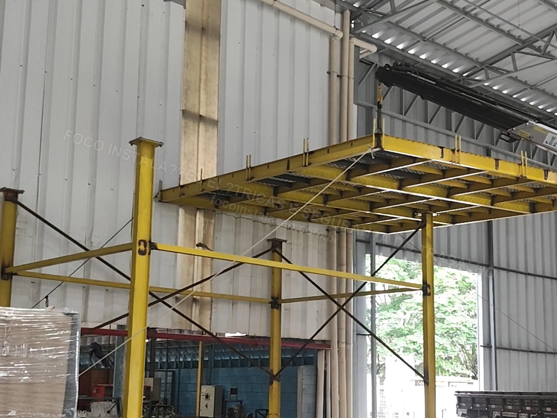 Registros Fotográficos FOCO - Imagem relacionada ao serviço Instalação de estrutura metálica para mezanino técnico de cubículo de média tensão, transformador 1000 kVA e QGBT 1600 A - FOCO-0049