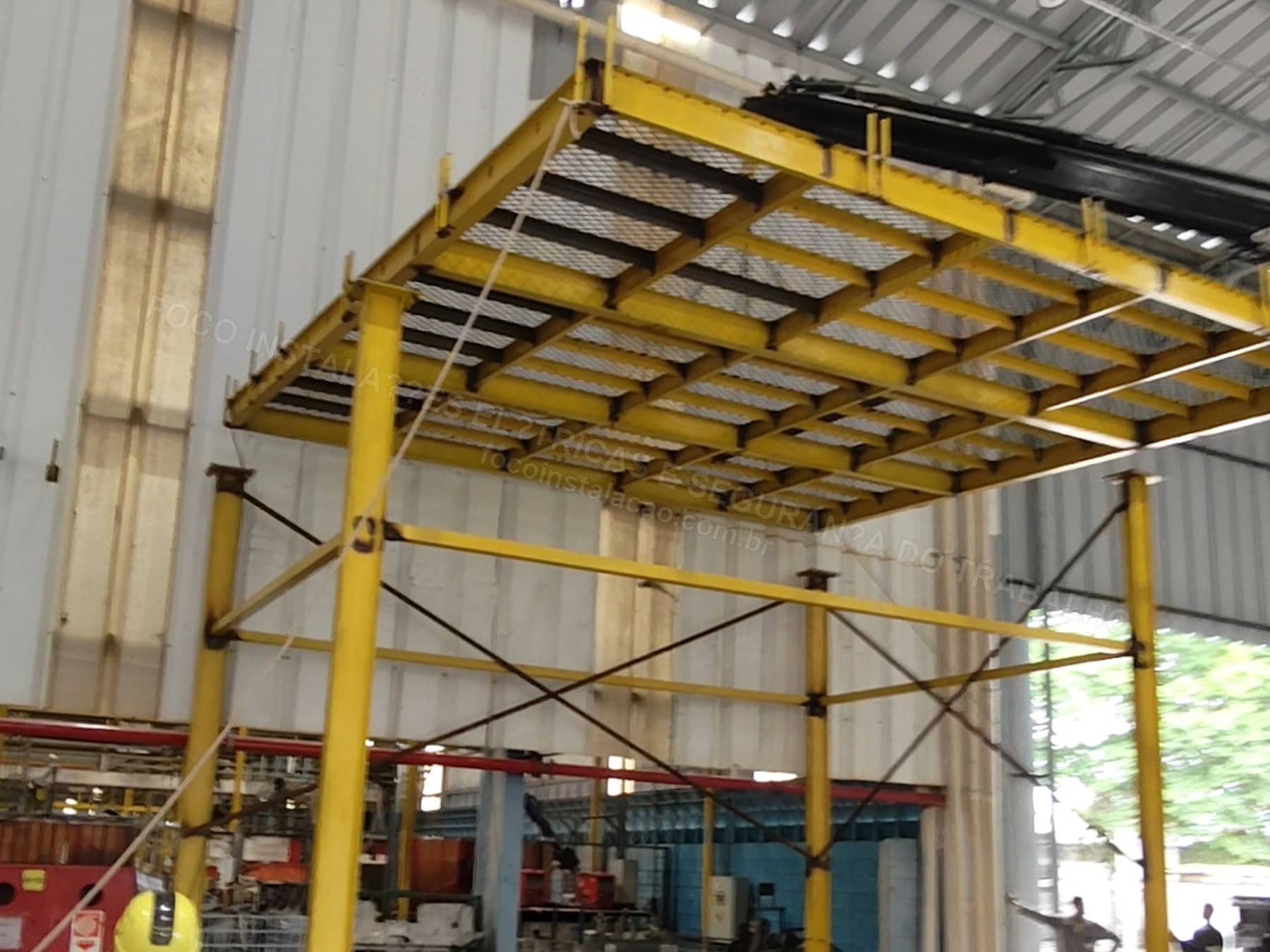 Registros Fotográficos FOCO - Imagem relacionada ao serviço Instalação de estrutura metálica para mezanino técnico de cubículo de média tensão, transformador 1000 kVA e QGBT 1600 A - FOCO-0050