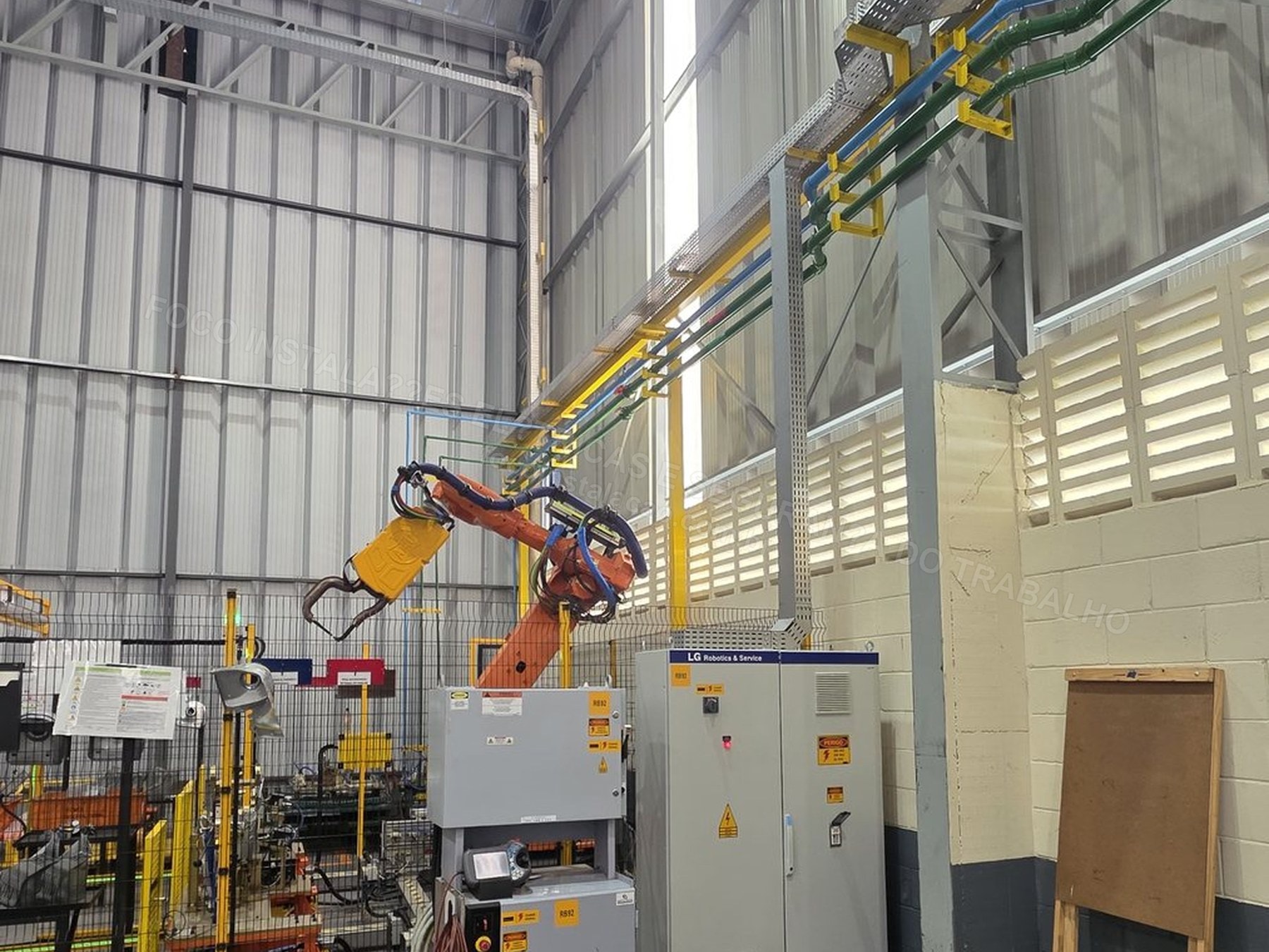 Registros Fotográficos FOCO - Imagem relacionada ao serviço Instalação de estrutura metálica para mezanino técnico de cubículo de média tensão, transformador 1000 kVA e QGBT 1600 A - FOCO-0110