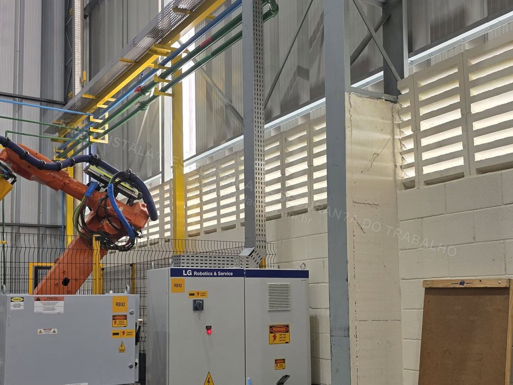 Registros Fotográficos FOCO - Imagem relacionada ao serviço Instalação de estrutura metálica para mezanino técnico de cubículo de média tensão, transformador 1000 kVA e QGBT 1600 A - FOCO-0111