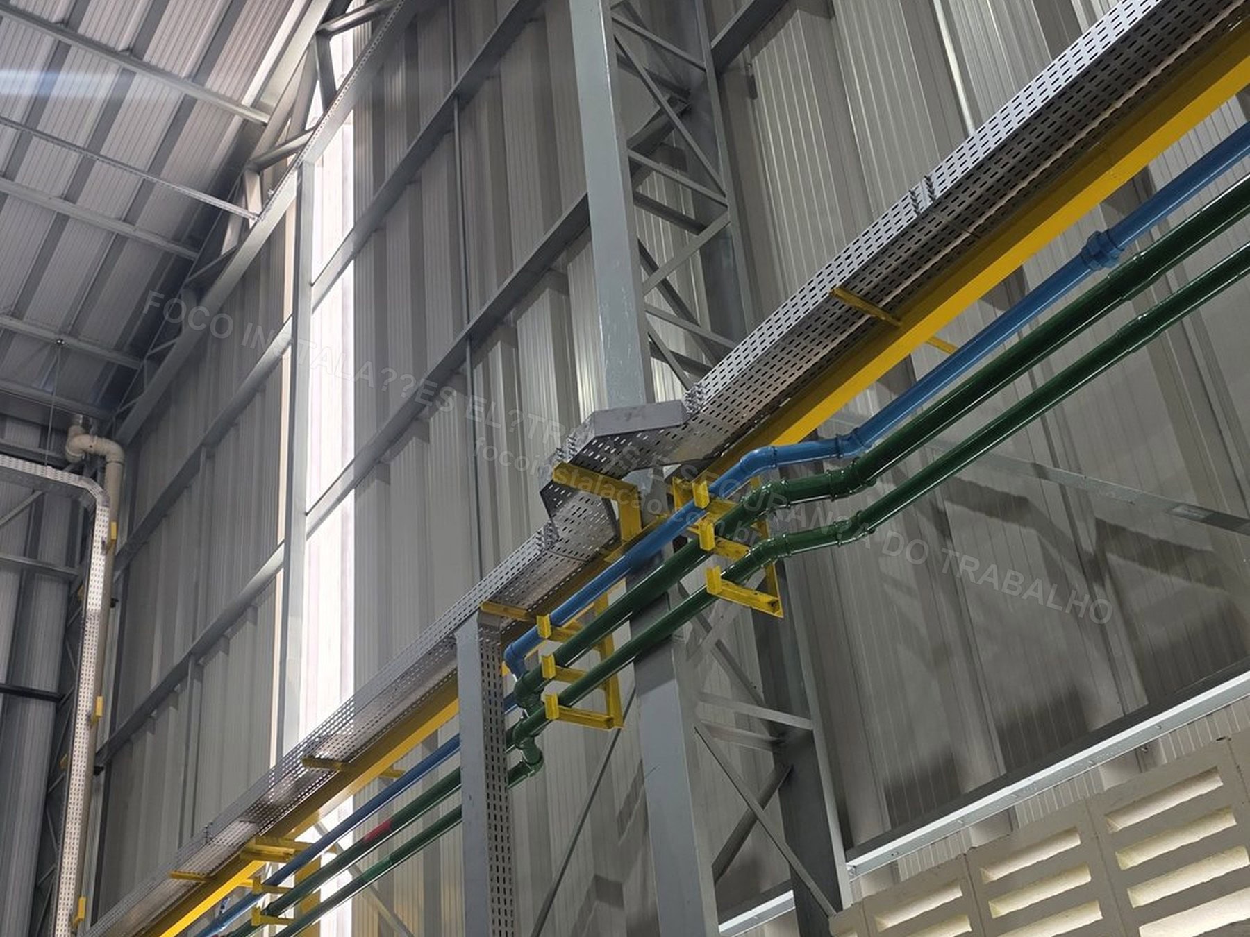 Registros Fotográficos FOCO - Imagem relacionada ao serviço Instalação de estrutura metálica para mezanino técnico de cubículo de média tensão, transformador 1000 kVA e QGBT 1600 A - FOCO-0112