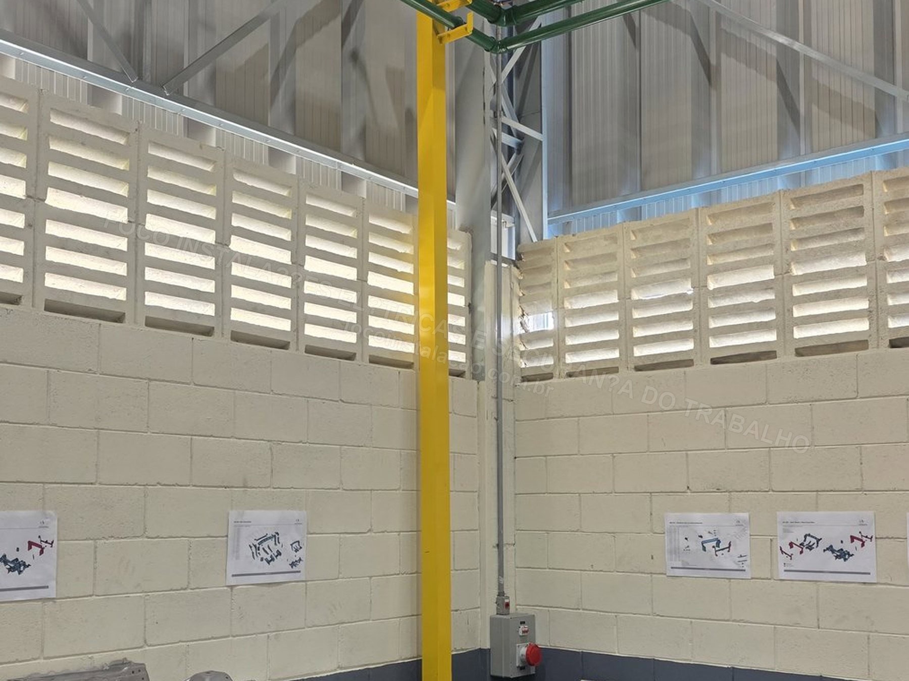 Registros Fotográficos FOCO - Imagem relacionada ao serviço Instalação de estrutura metálica para mezanino técnico de cubículo de média tensão, transformador 1000 kVA e QGBT 1600 A - FOCO-0115