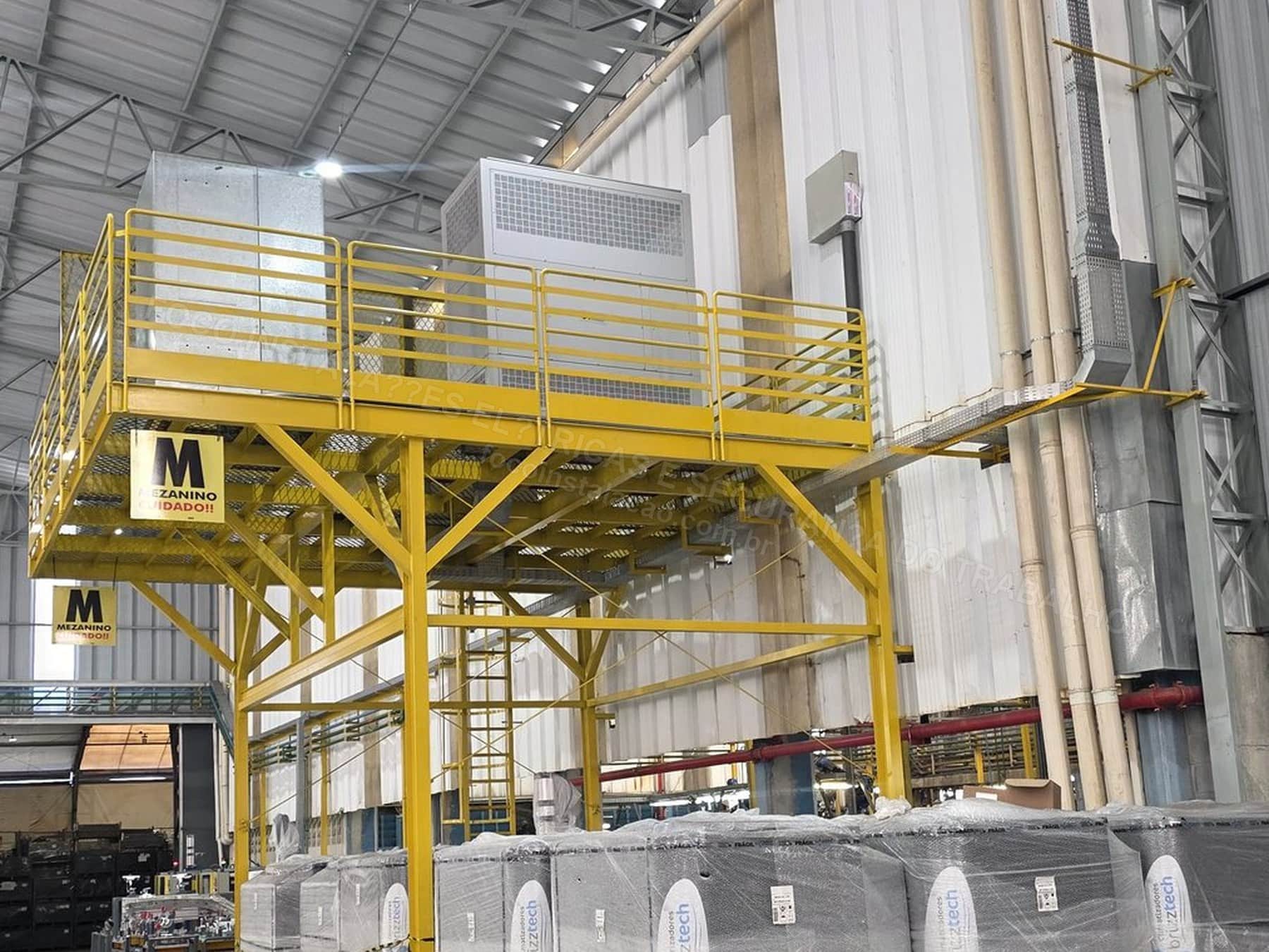 Registros Fotográficos FOCO - Imagem relacionada ao serviço Instalação de estrutura metálica para mezanino técnico de cubículo de média tensão, transformador 1000 kVA e QGBT 1600 A - FOCO-0119