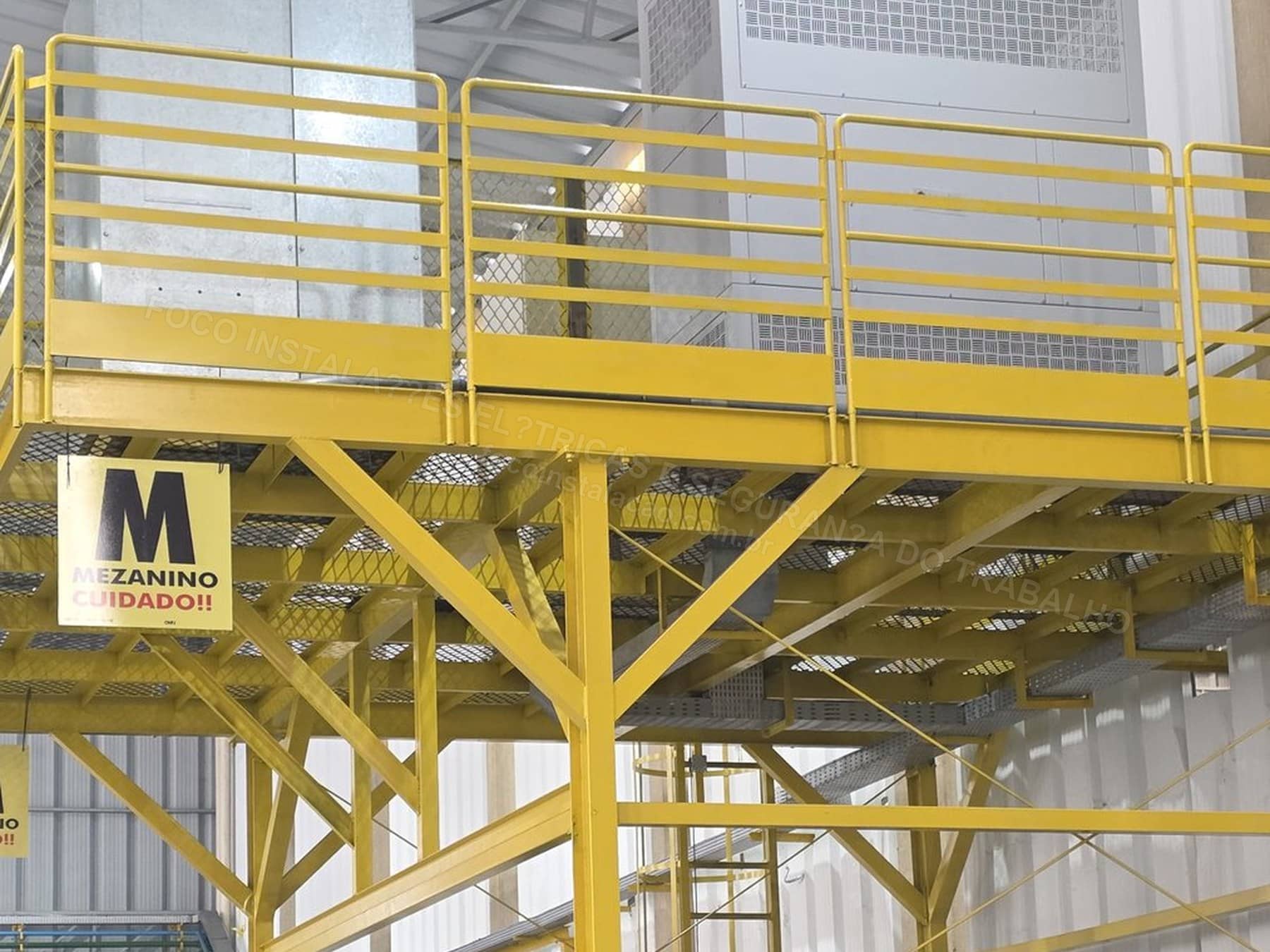 Registros Fotográficos FOCO - Imagem relacionada ao serviço Instalação de estrutura metálica para mezanino técnico de cubículo de média tensão, transformador 1000 kVA e QGBT 1600 A - FOCO-0120