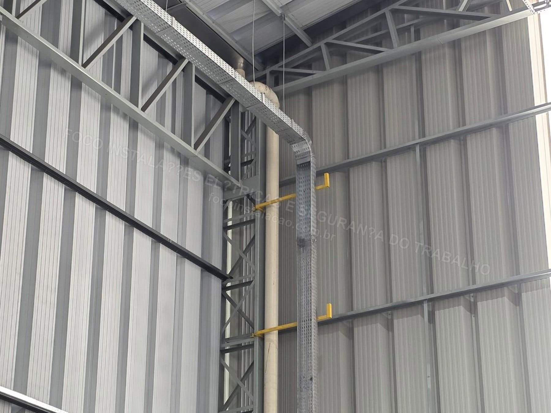 Registros Fotográficos FOCO - Imagem relacionada ao serviço Instalação de estrutura metálica para mezanino técnico de cubículo de média tensão, transformador 1000 kVA e QGBT 1600 A - FOCO-0123