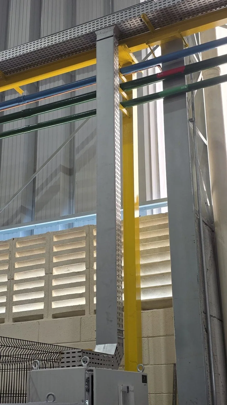 Registros Fotográficos FOCO - Imagem relacionada ao serviço Instalação de estrutura metálica para mezanino técnico de cubículo de média tensão, transformador 1000 kVA e QGBT 1600 A - FOCO-0124
