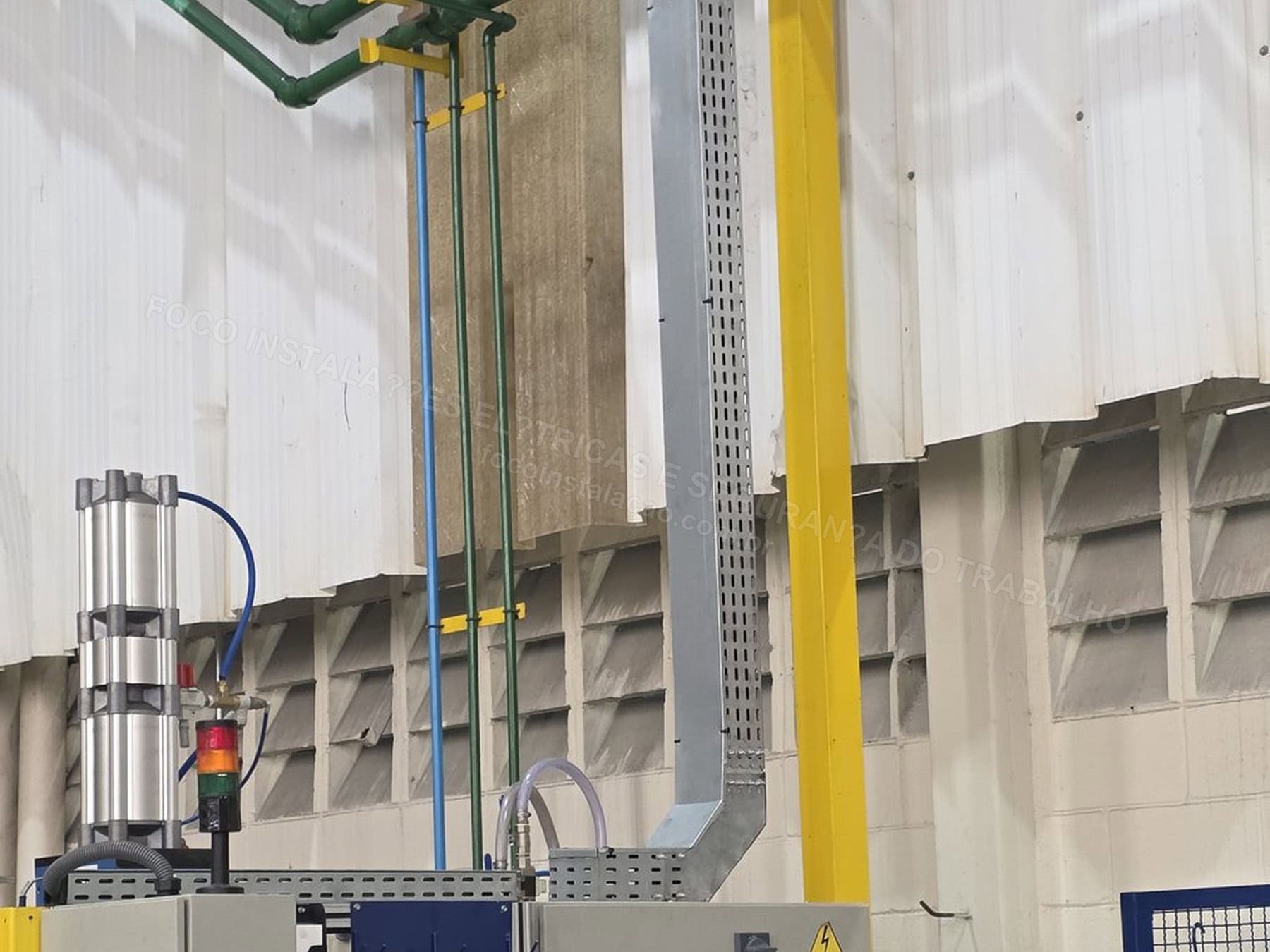 Registros Fotográficos FOCO - Imagem relacionada ao serviço Instalação de estrutura metálica para mezanino técnico de cubículo de média tensão, transformador 1000 kVA e QGBT 1600 A - FOCO-0125