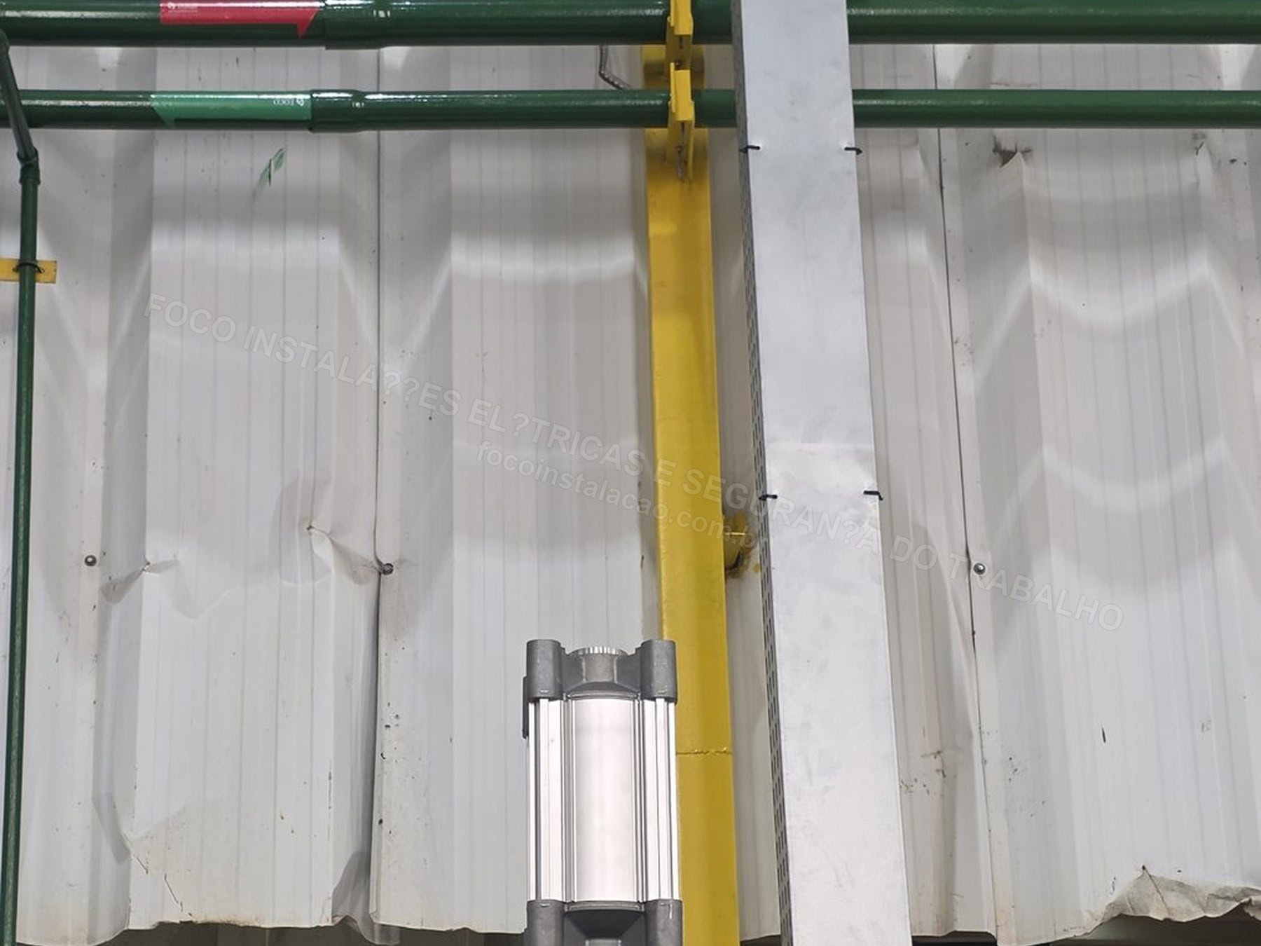 Registros Fotográficos FOCO - Imagem relacionada ao serviço Instalação de estrutura metálica para mezanino técnico de cubículo de média tensão, transformador 1000 kVA e QGBT 1600 A - FOCO-0126