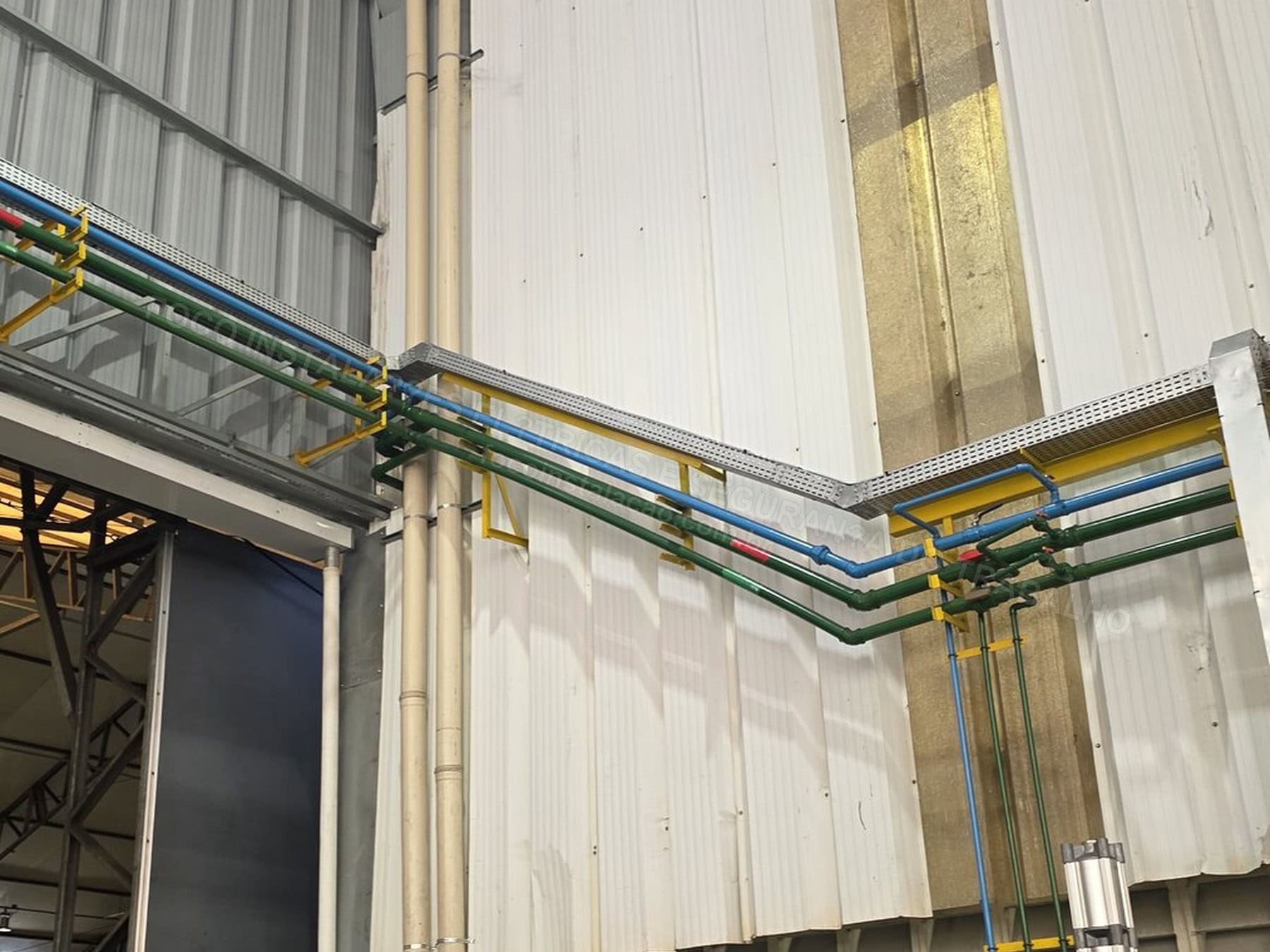Registros Fotográficos FOCO - Imagem relacionada ao serviço Instalação de estrutura metálica para mezanino técnico de cubículo de média tensão, transformador 1000 kVA e QGBT 1600 A - FOCO-0132