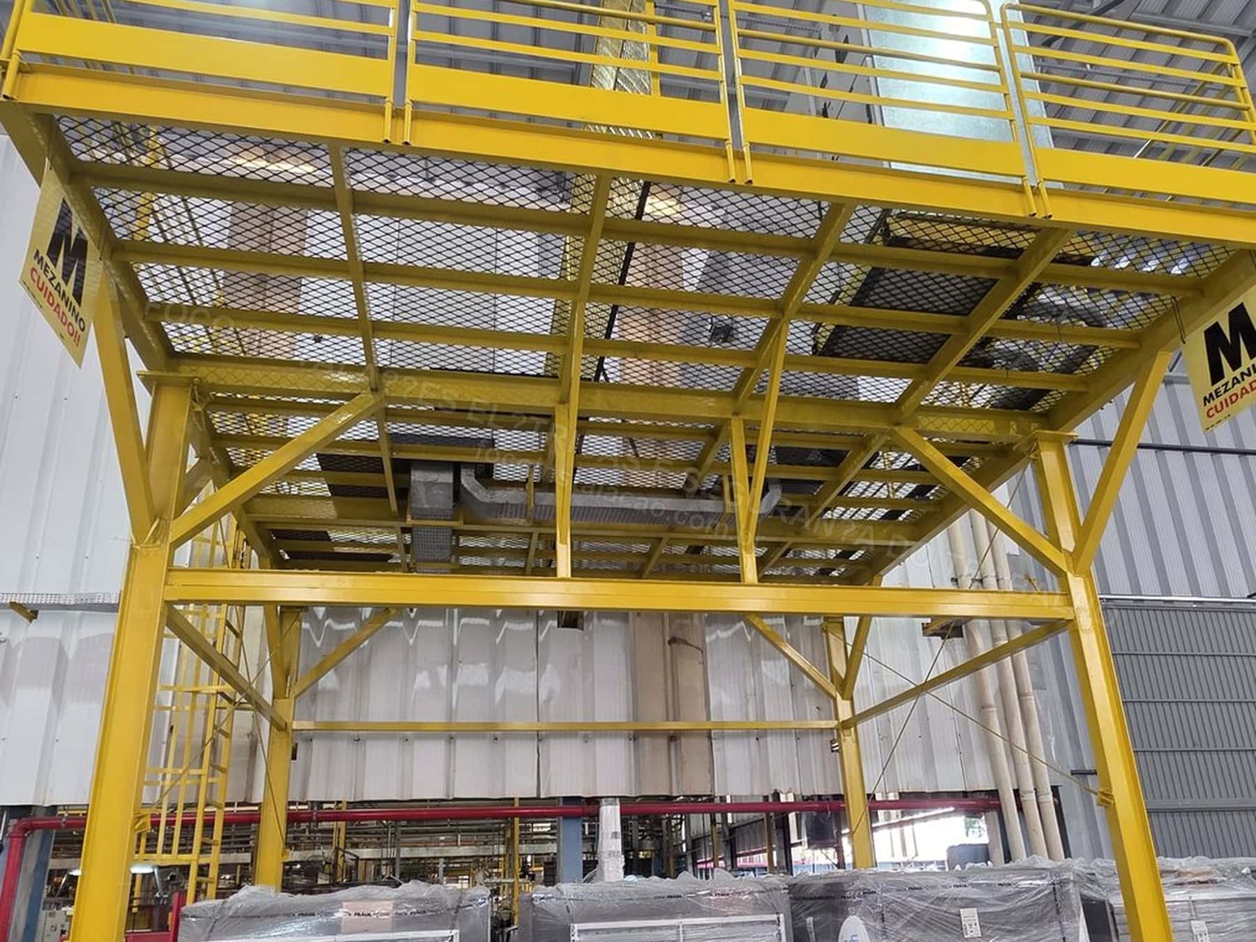Registros Fotográficos FOCO - Imagem relacionada ao serviço Instalação de estrutura metálica para mezanino técnico de cubículo de média tensão, transformador 1000 kVA e QGBT 1600 A - FOCO-0133