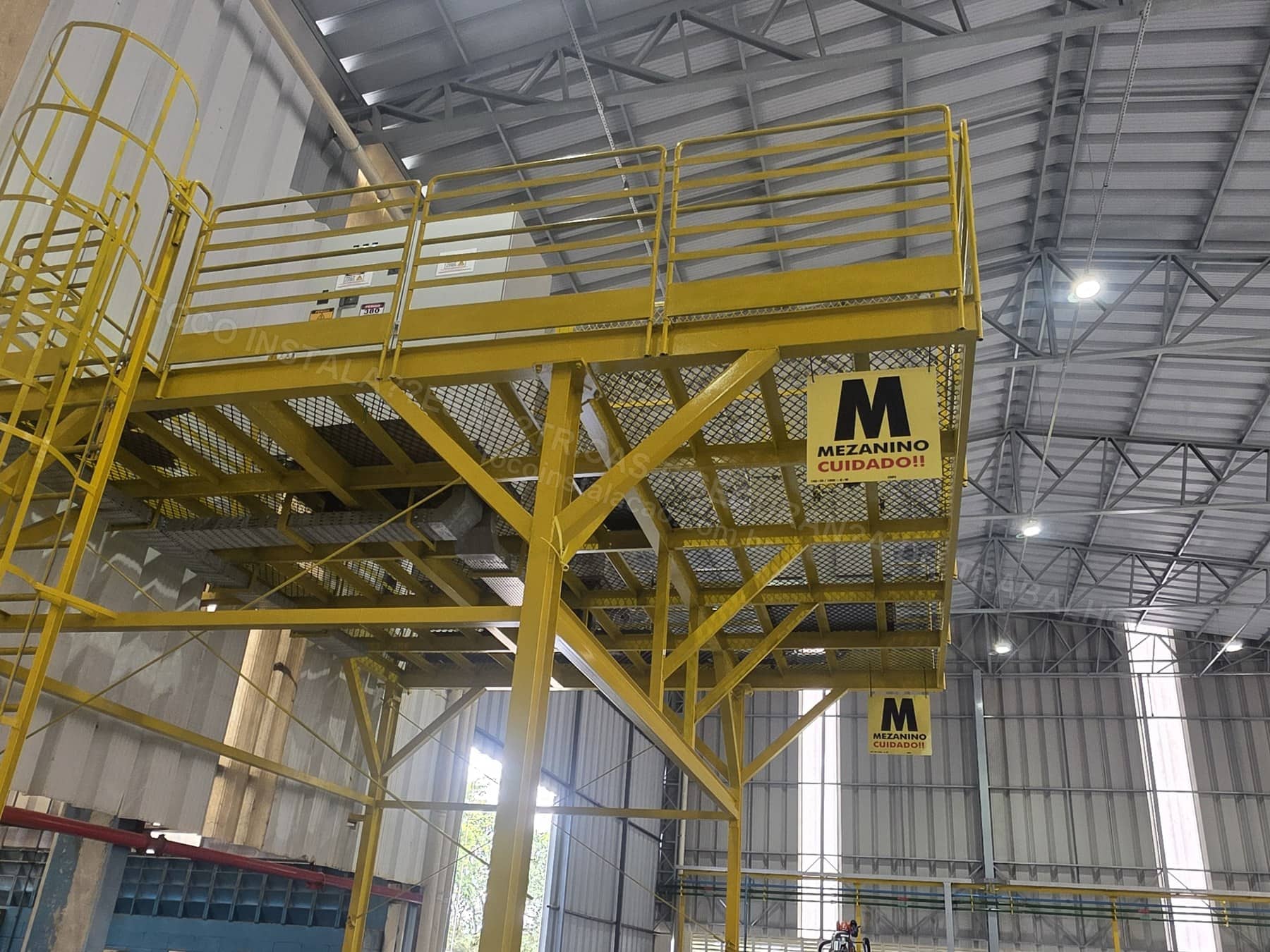 Registros Fotográficos FOCO - Imagem relacionada ao serviço Instalação de estrutura metálica para mezanino técnico de cubículo de média tensão, transformador 1000 kVA e QGBT 1600 A - FOCO-0141