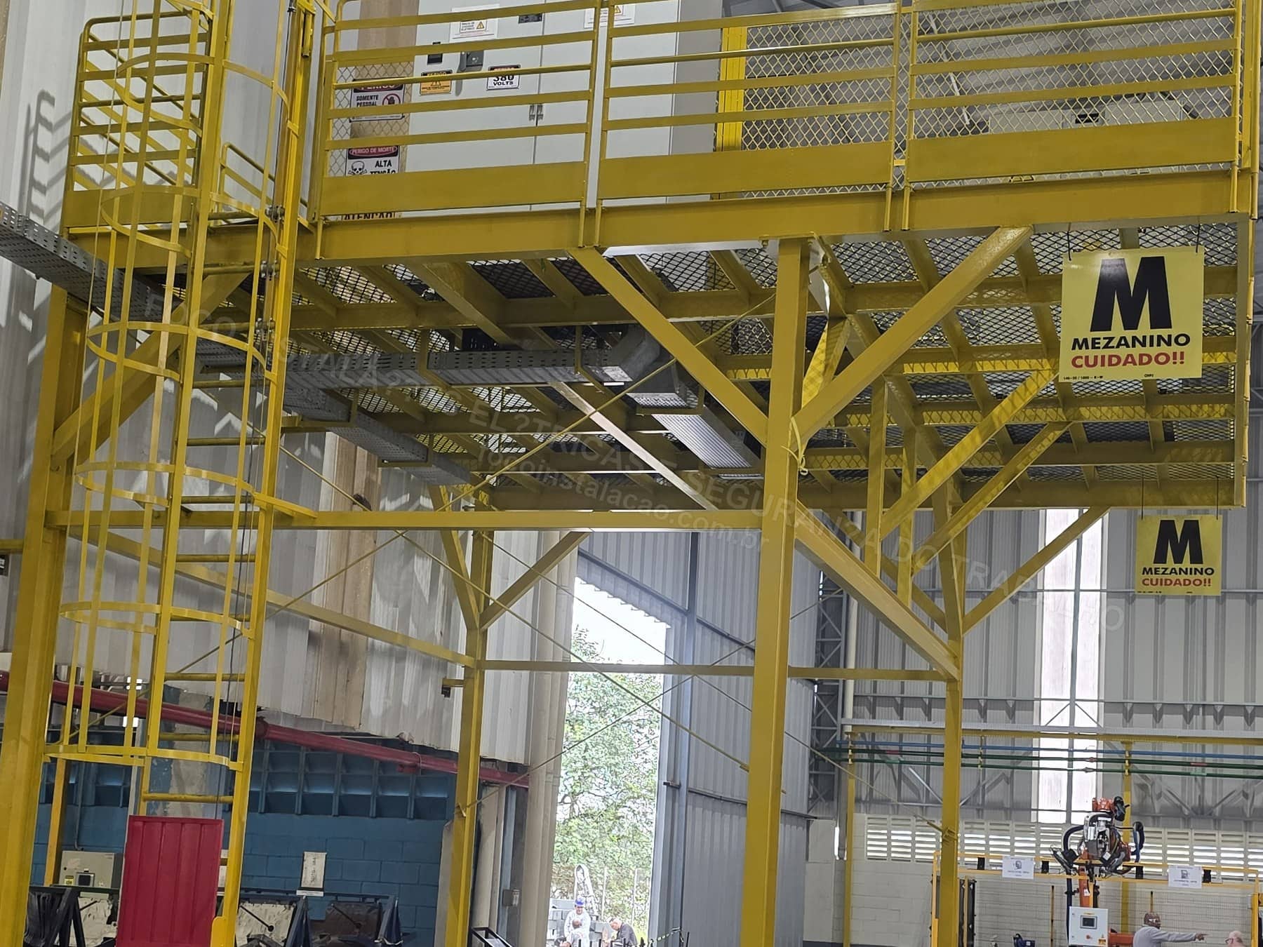 Registros Fotográficos FOCO - Imagem relacionada ao serviço Instalação de estrutura metálica para mezanino técnico de cubículo de média tensão, transformador 1000 kVA e QGBT 1600 A - FOCO-0142