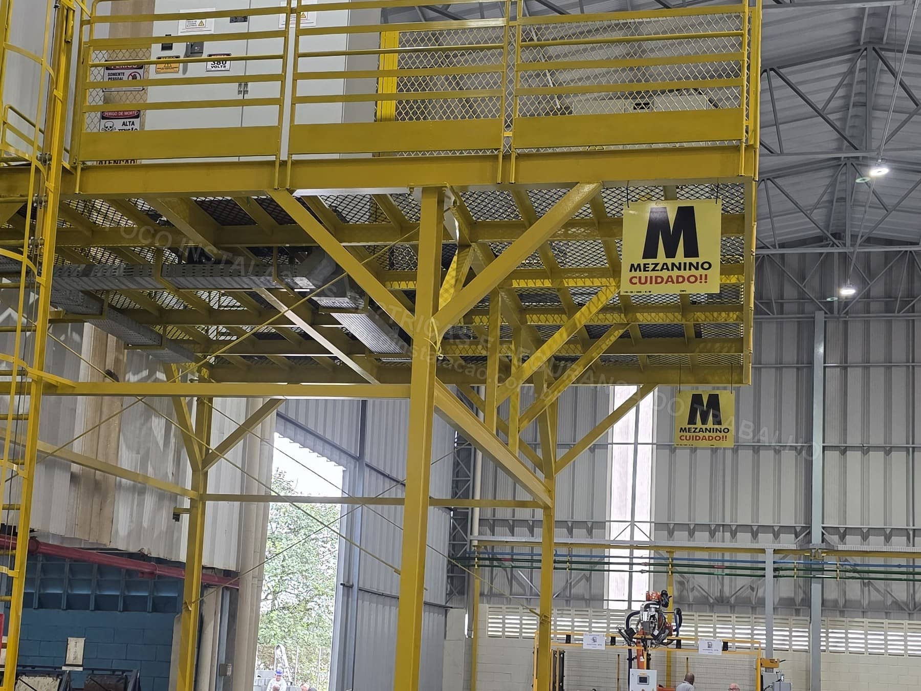 Registros Fotográficos FOCO - Imagem relacionada ao serviço Instalação de estrutura metálica para mezanino técnico de cubículo de média tensão, transformador 1000 kVA e QGBT 1600 A - FOCO-0143