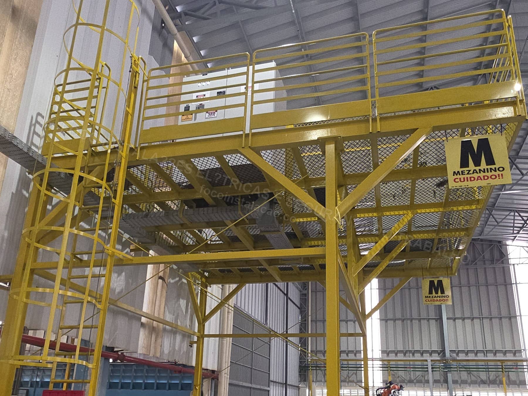 Registros Fotográficos FOCO - Imagem relacionada ao serviço Instalação de estrutura metálica para mezanino técnico de cubículo de média tensão, transformador 1000 kVA e QGBT 1600 A - FOCO-0144