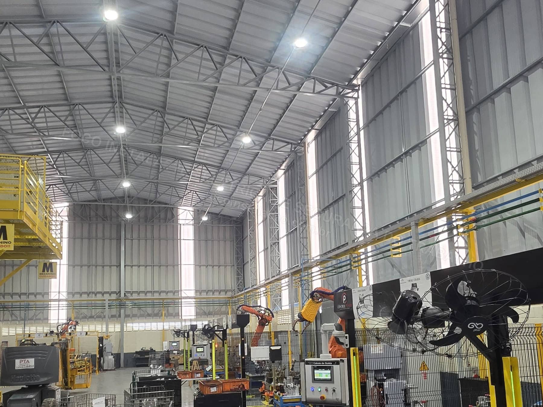 Registros Fotográficos FOCO - Imagem relacionada ao serviço Instalação de estrutura metálica para mezanino técnico de cubículo de média tensão, transformador 1000 kVA e QGBT 1600 A - FOCO-0150