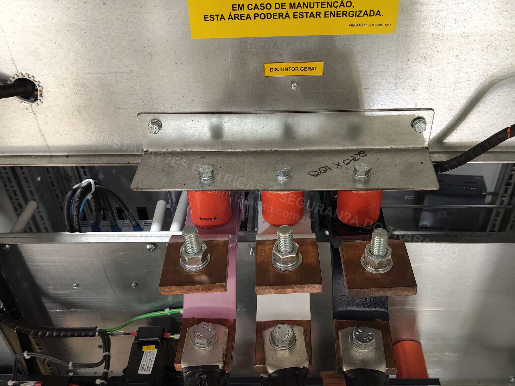 Registros Fotográficos FOCO - Imagem relacionada ao serviço Painel elétrico industrial com componentes, barramentos e identificação - FOCO-0064