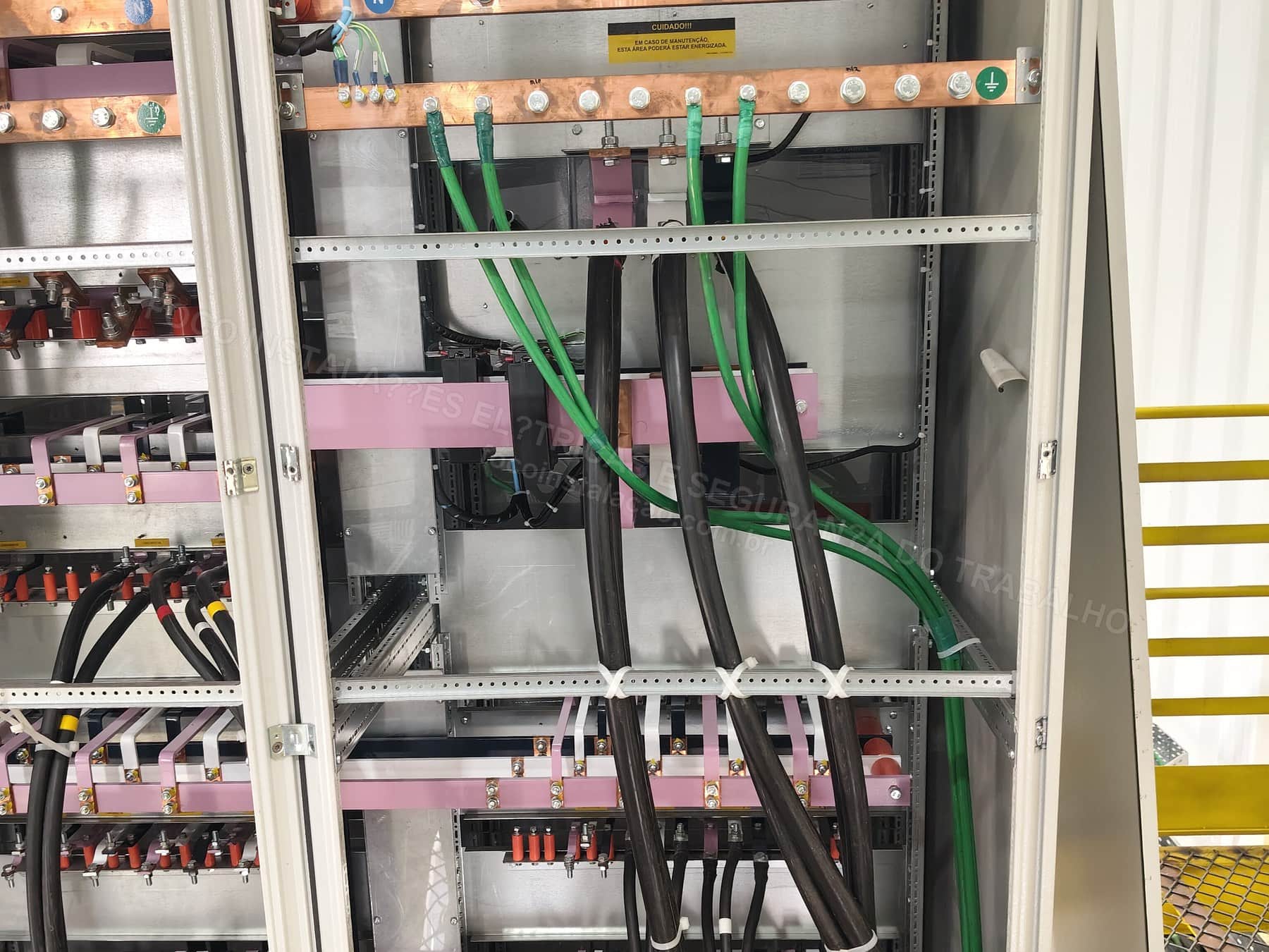 Registros Fotográficos FOCO - Imagem relacionada ao serviço Painel elétrico industrial com componentes, barramentos e identificação - FOCO-0065