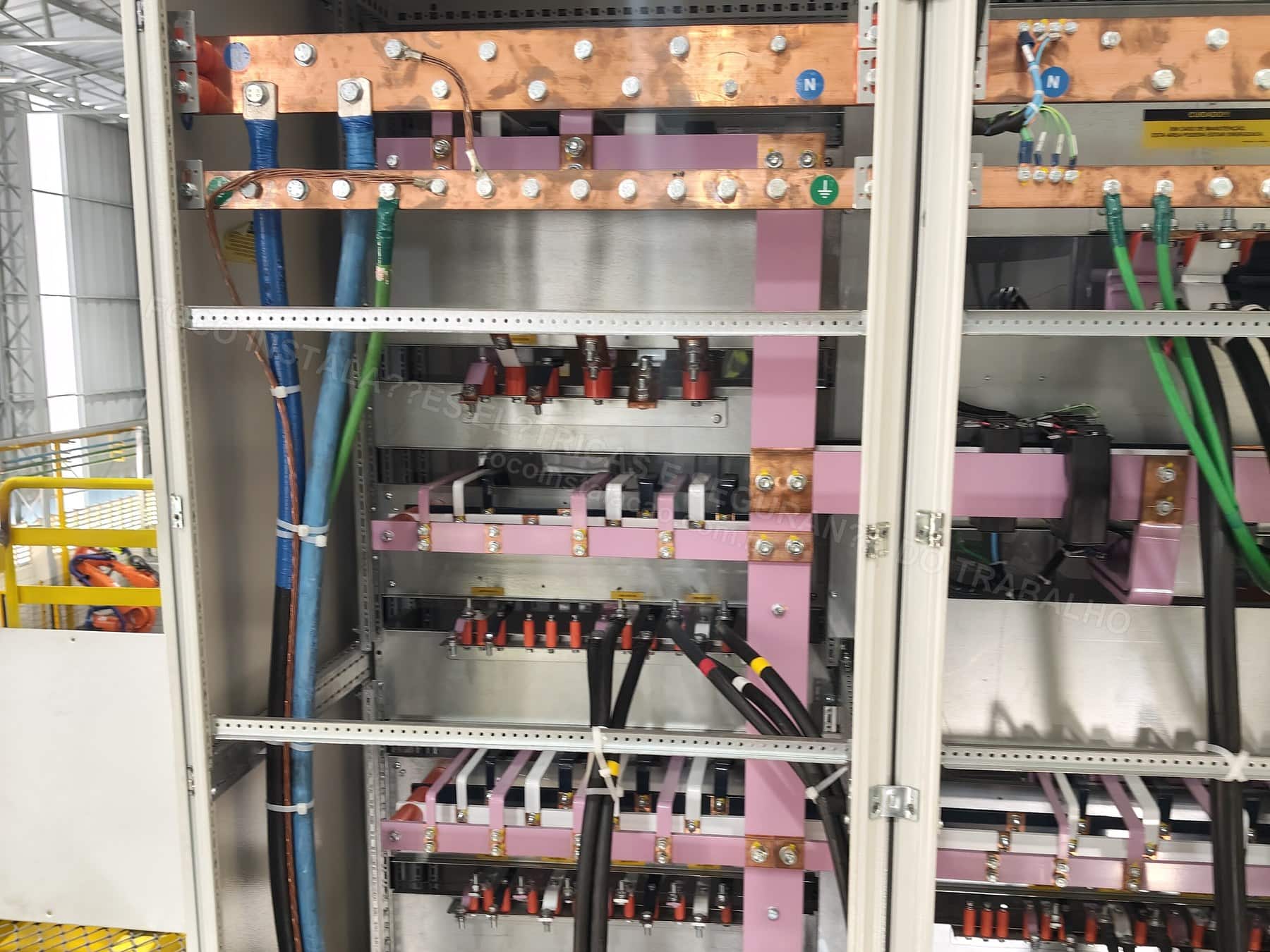 Registros Fotográficos FOCO - Imagem relacionada ao serviço Painel elétrico industrial com componentes, barramentos e identificação - FOCO-0066