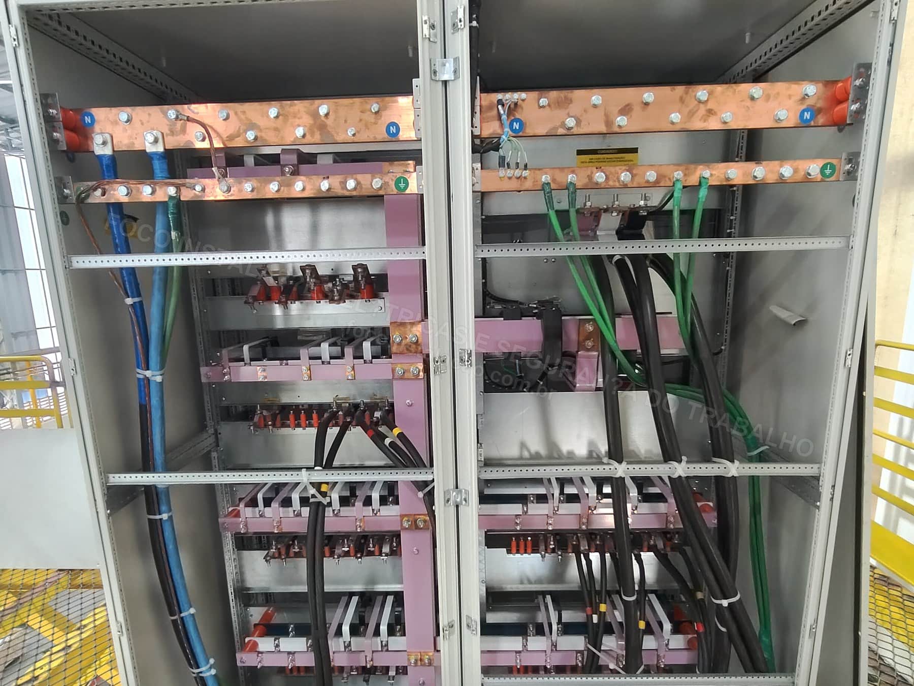 Registros Fotográficos FOCO - Imagem relacionada ao serviço Painel elétrico industrial com componentes, barramentos e identificação - FOCO-0067