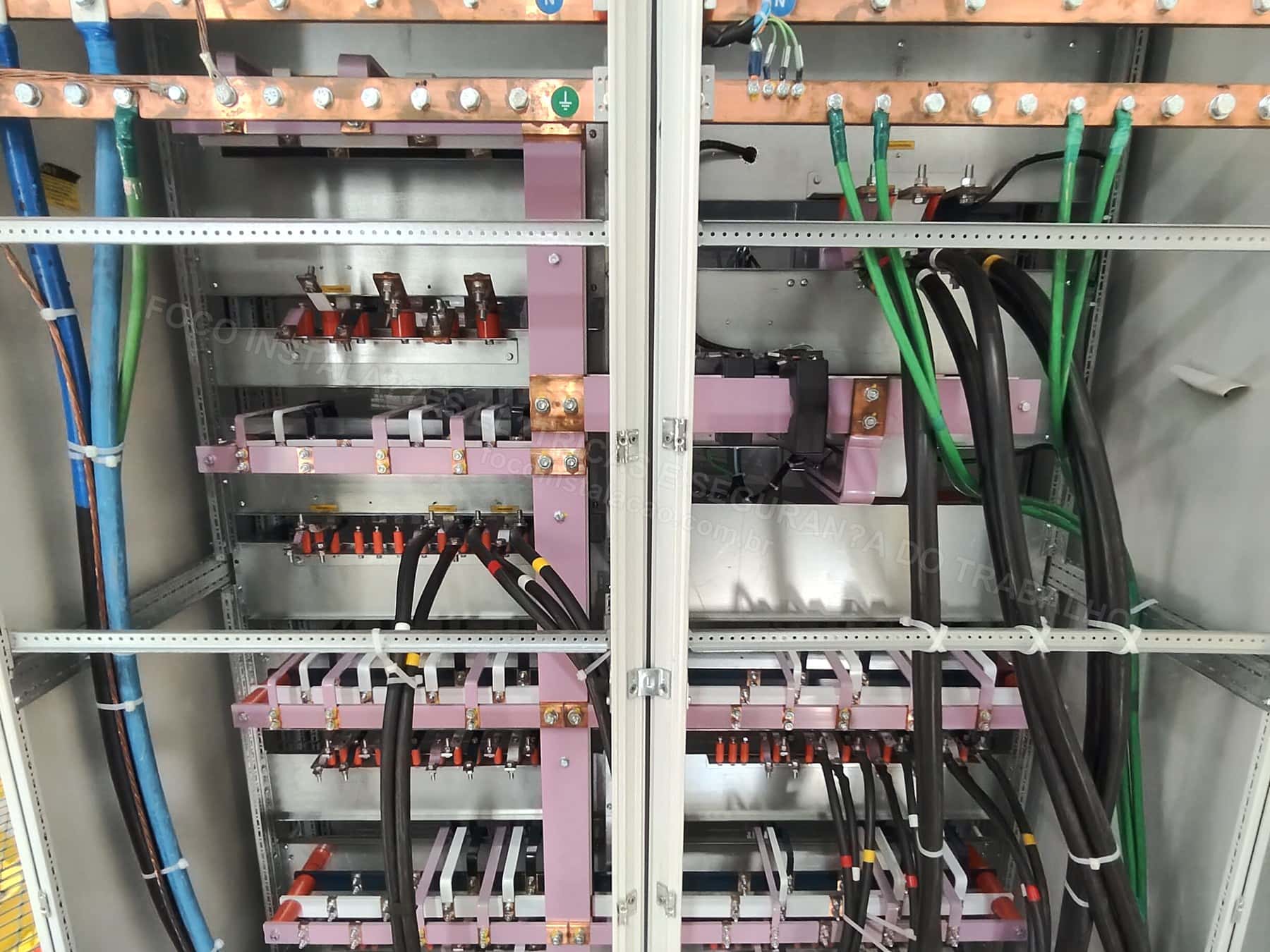 Registros Fotográficos FOCO - Imagem relacionada ao serviço Painel elétrico industrial com componentes, barramentos e identificação - FOCO-0068