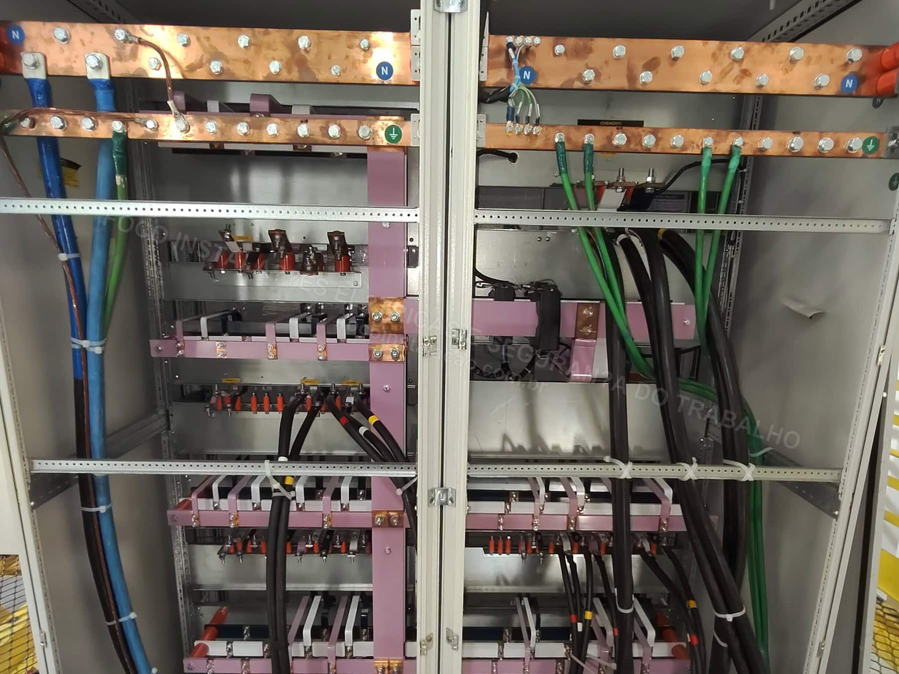Registros Fotográficos FOCO - Imagem relacionada ao serviço Painel elétrico industrial com componentes, barramentos e identificação - FOCO-0069