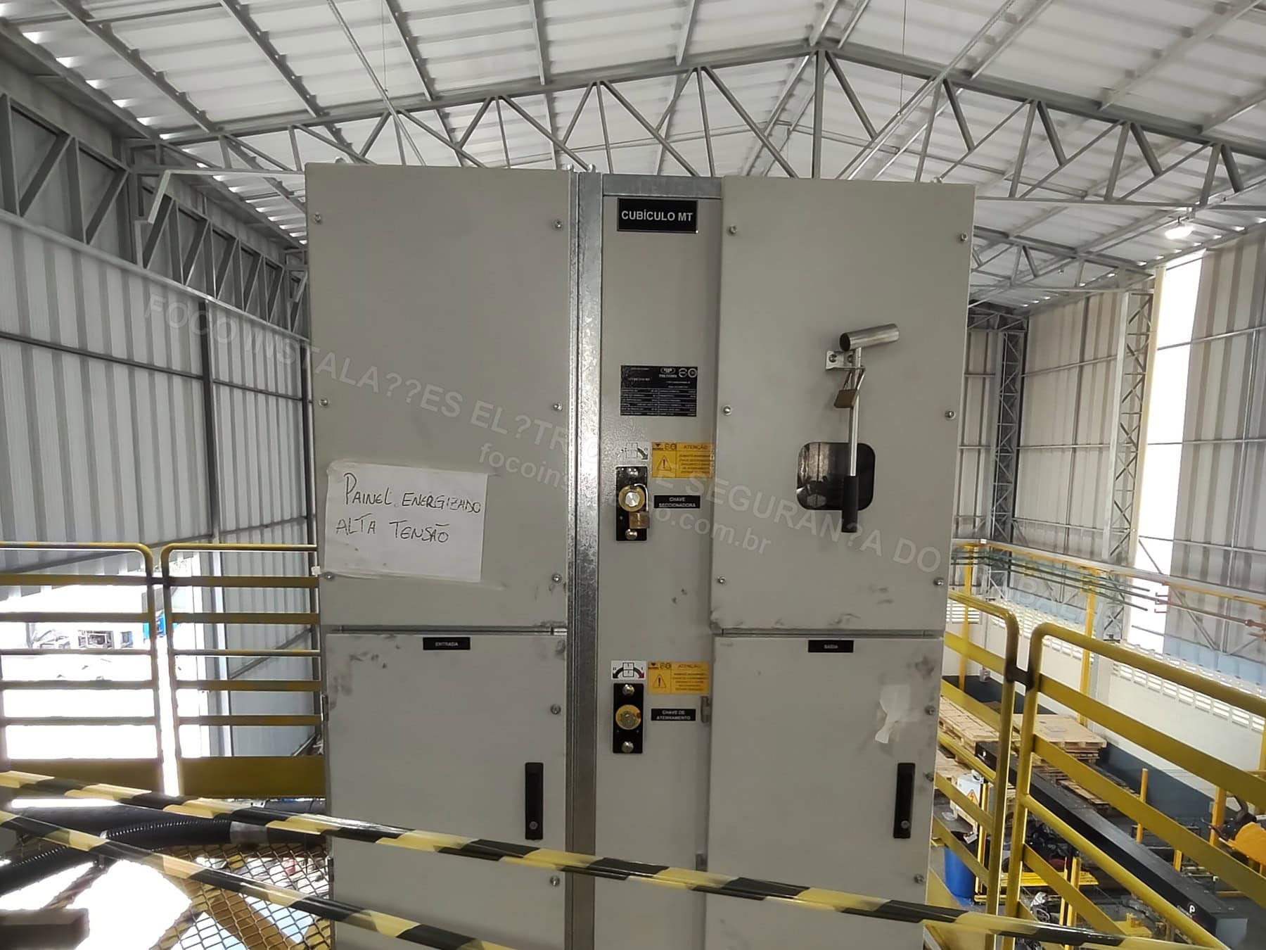 Registros Fotográficos FOCO - Imagem relacionada ao serviço Painel elétrico industrial com componentes, barramentos e identificação - FOCO-0070
