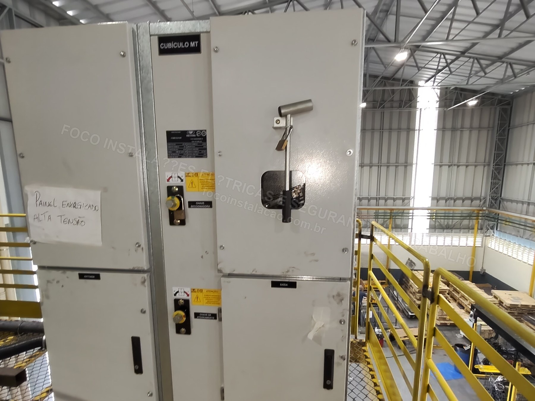 Registros Fotográficos FOCO - Imagem relacionada ao serviço Painel elétrico industrial com componentes, barramentos e identificação - FOCO-0071