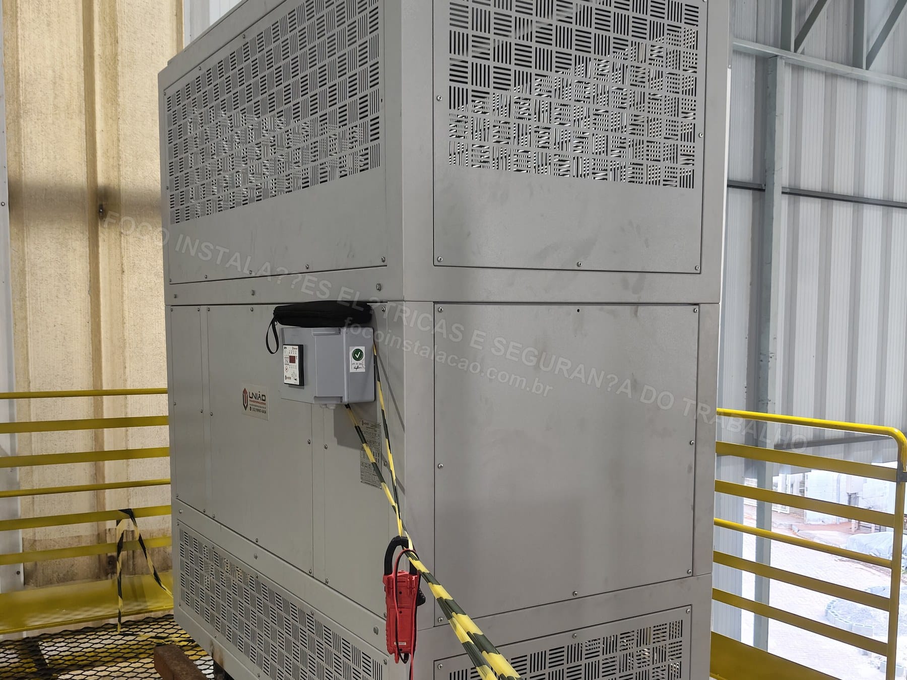 Registros Fotográficos FOCO - Imagem relacionada ao serviço Painel elétrico industrial com componentes, barramentos e identificação - FOCO-0072