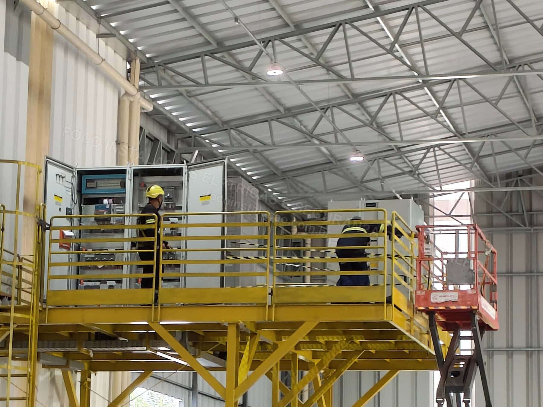 Registros Fotográficos FOCO - Imagem relacionada ao serviço Painel elétrico industrial com componentes, barramentos e identificação - FOCO-0073