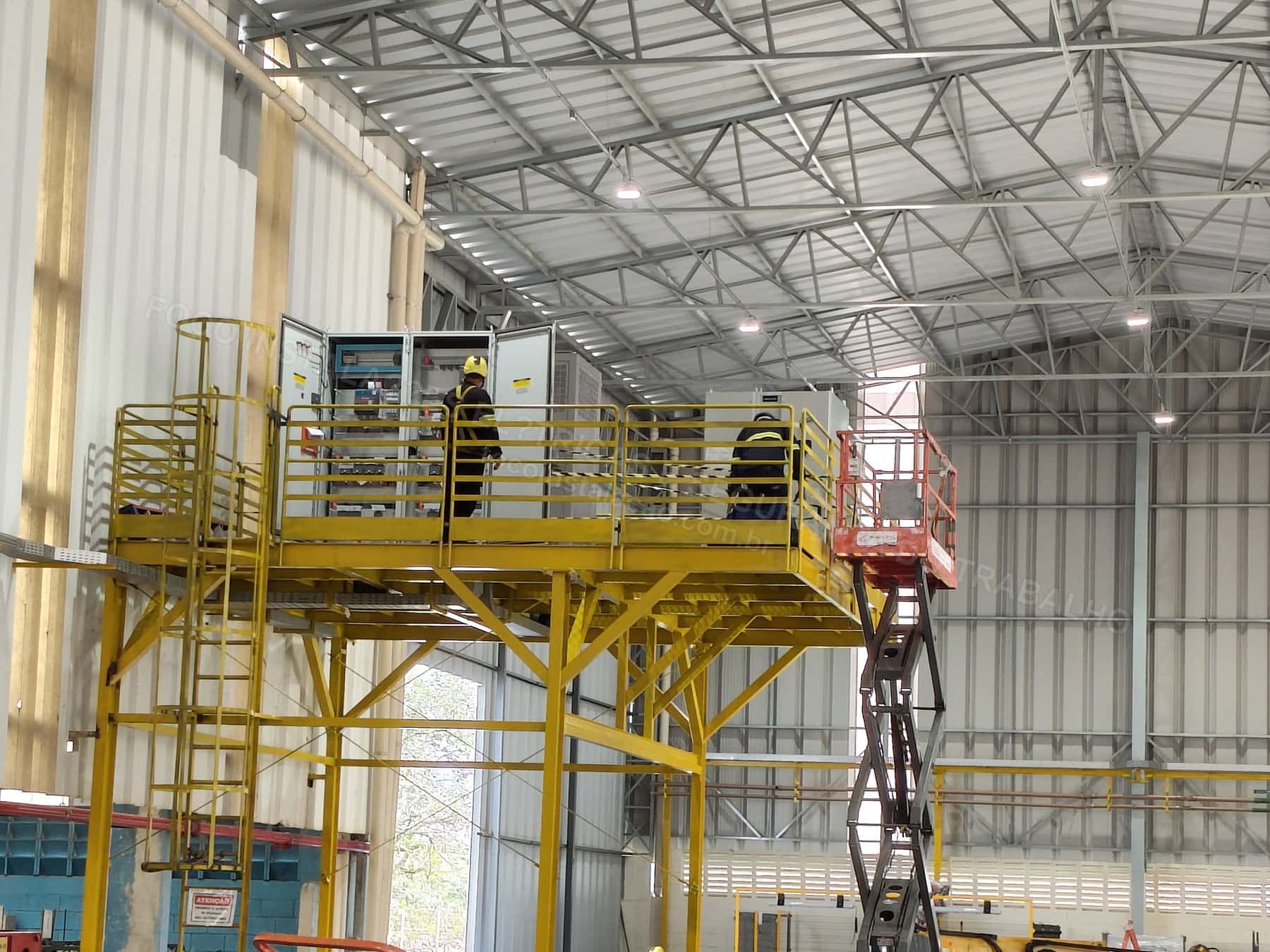 Registros Fotográficos FOCO - Imagem relacionada ao serviço Painel elétrico industrial com componentes, barramentos e identificação - FOCO-0074