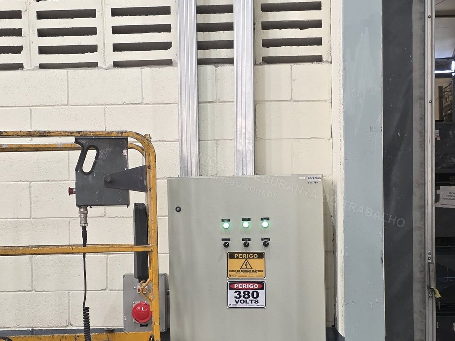 Registros Fotográficos FOCO - Imagem relacionada ao serviço Instalação de estrutura metálica para mezanino técnico de cubículo de média tensão, transformador 1000 kVA e QGBT 1600 A - FOCO-0128