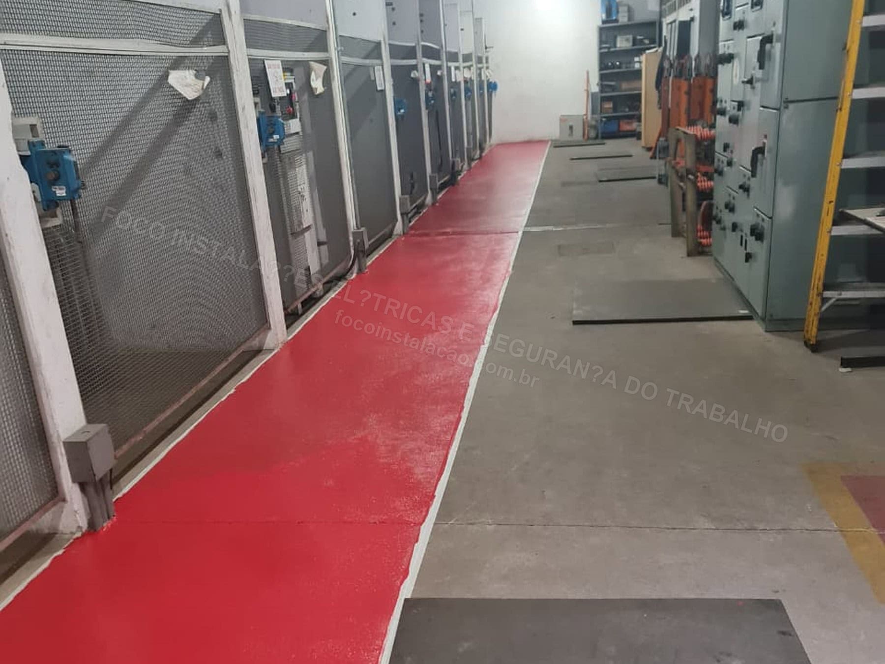 Registros Fotográficos FOCO - Imagem relacionada ao serviço Painel elétrico industrial com componentes, barramentos e identificação - FOCO-0160