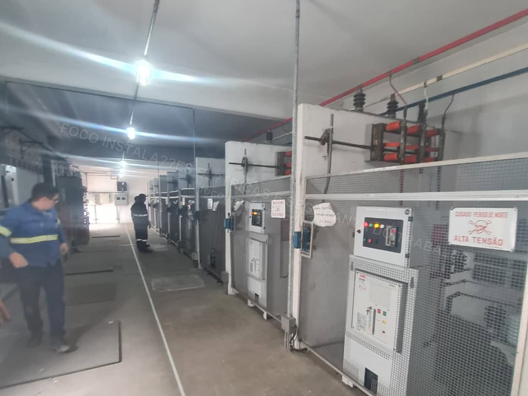 Registros Fotográficos FOCO - Imagem relacionada ao serviço Painel elétrico industrial com componentes, barramentos e identificação - FOCO-0162