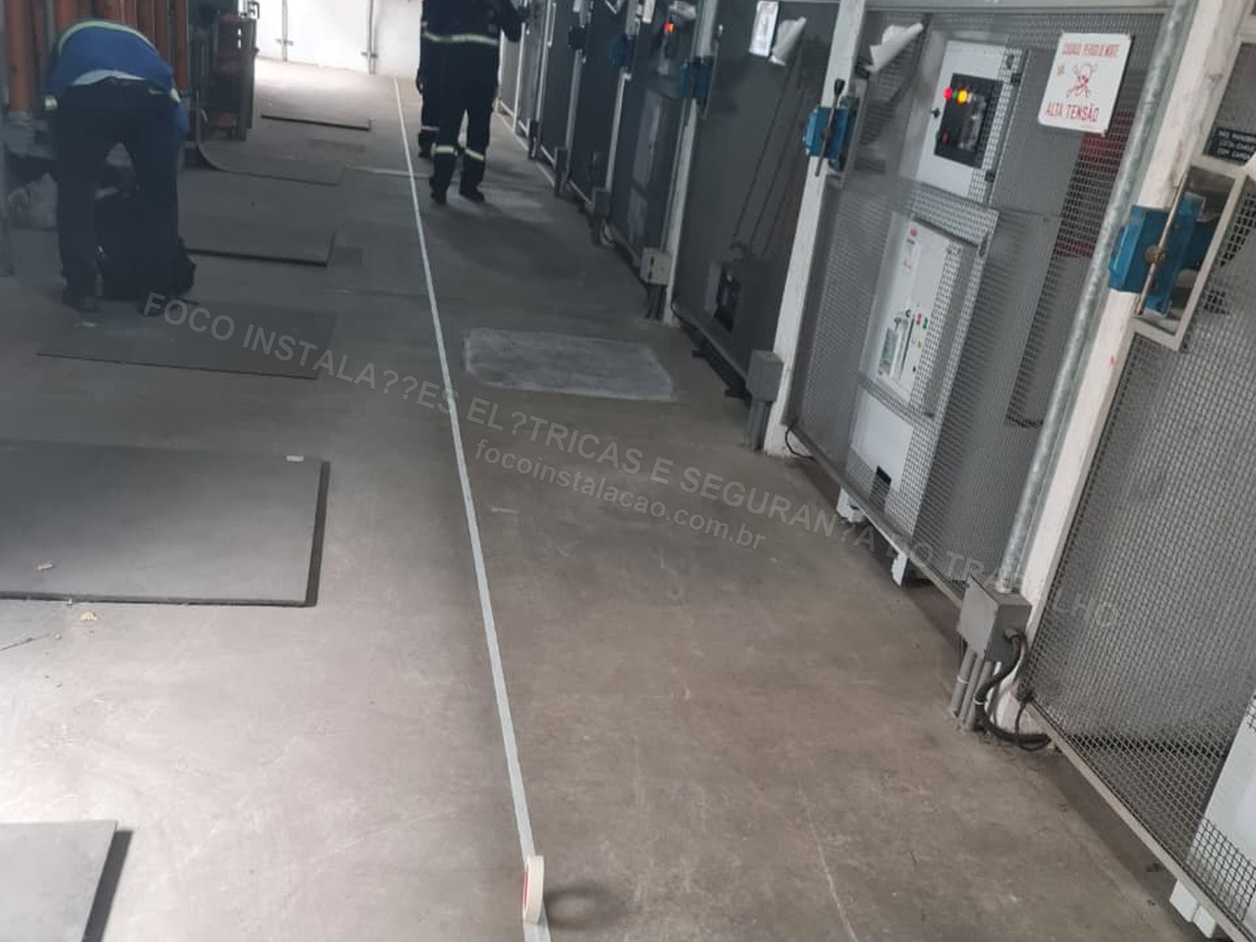 Registros Fotográficos FOCO - Imagem relacionada ao serviço Painel elétrico industrial com componentes, barramentos e identificação - FOCO-0163