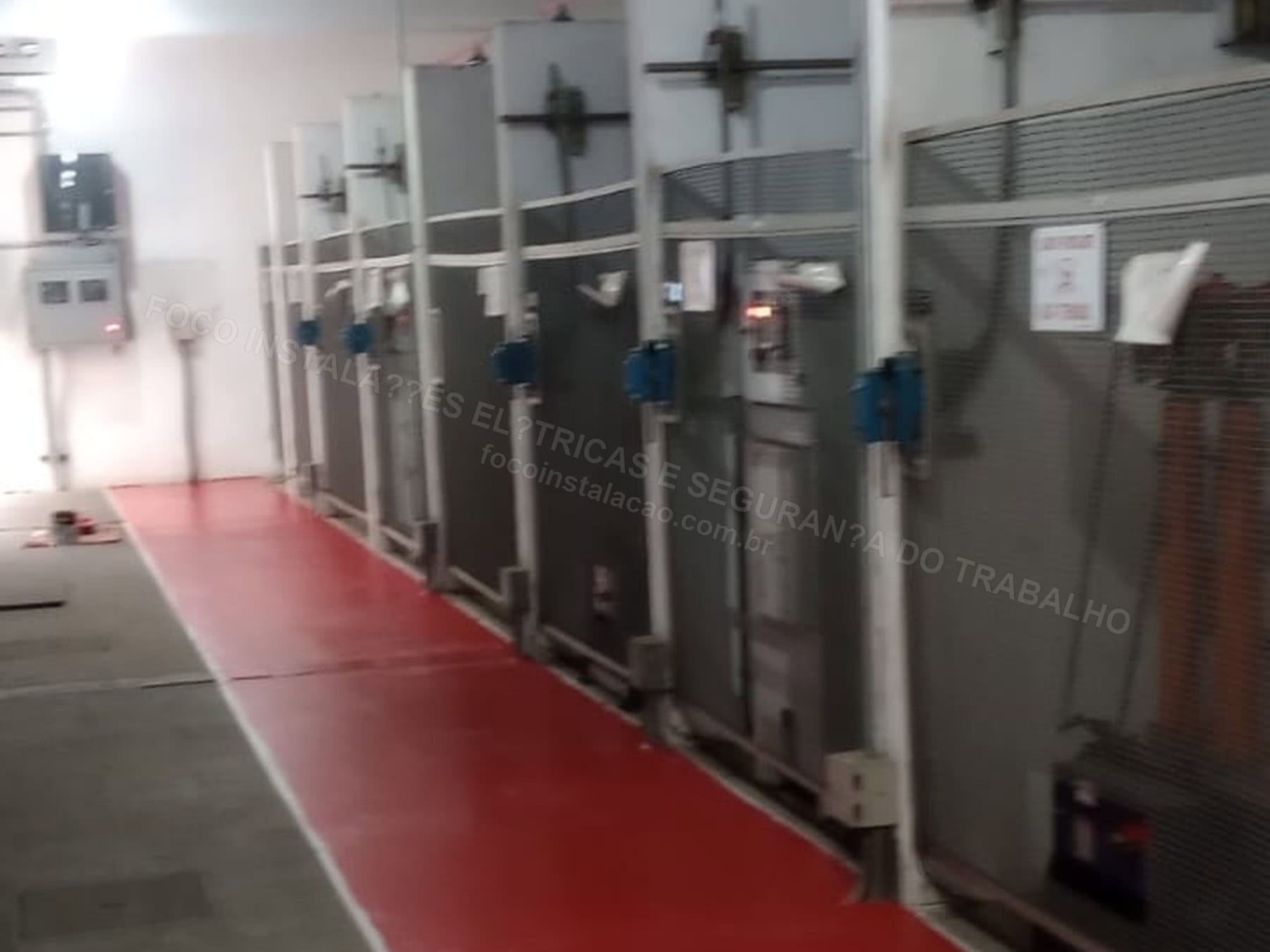 Registros Fotográficos FOCO - Imagem relacionada ao serviço Painel elétrico industrial com componentes, barramentos e identificação - FOCO-0164