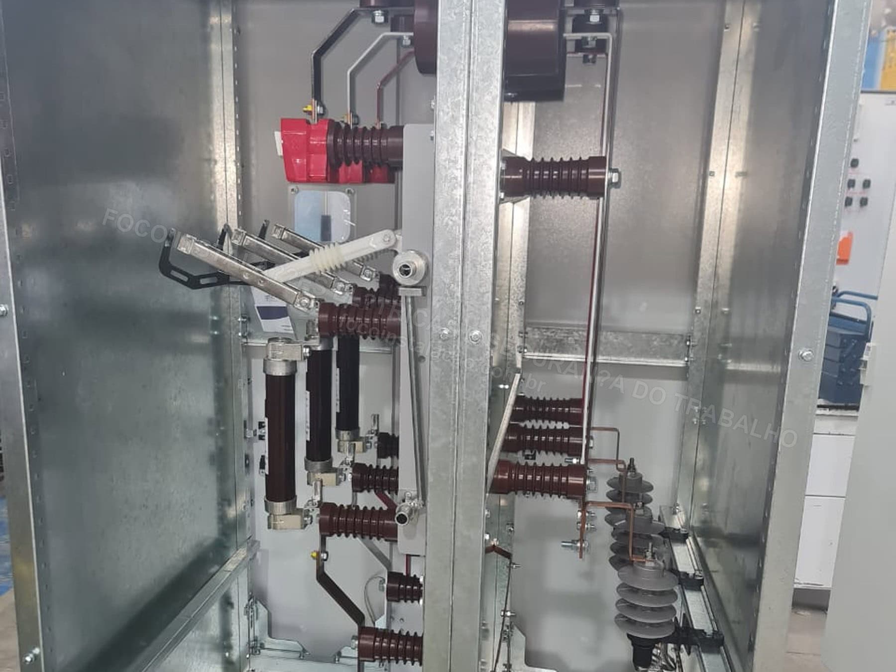 Registros Fotográficos FOCO - Imagem relacionada ao serviço Painel elétrico industrial com componentes, barramentos e identificação - FOCO-0165