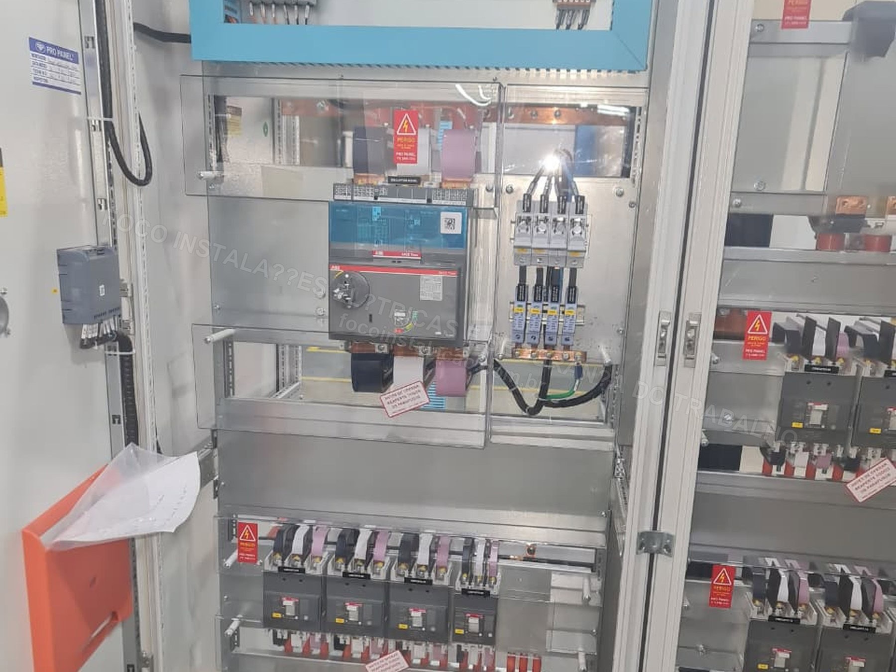 Registros Fotográficos FOCO - Imagem relacionada ao serviço Painel elétrico industrial com componentes, barramentos e identificação - FOCO-0167